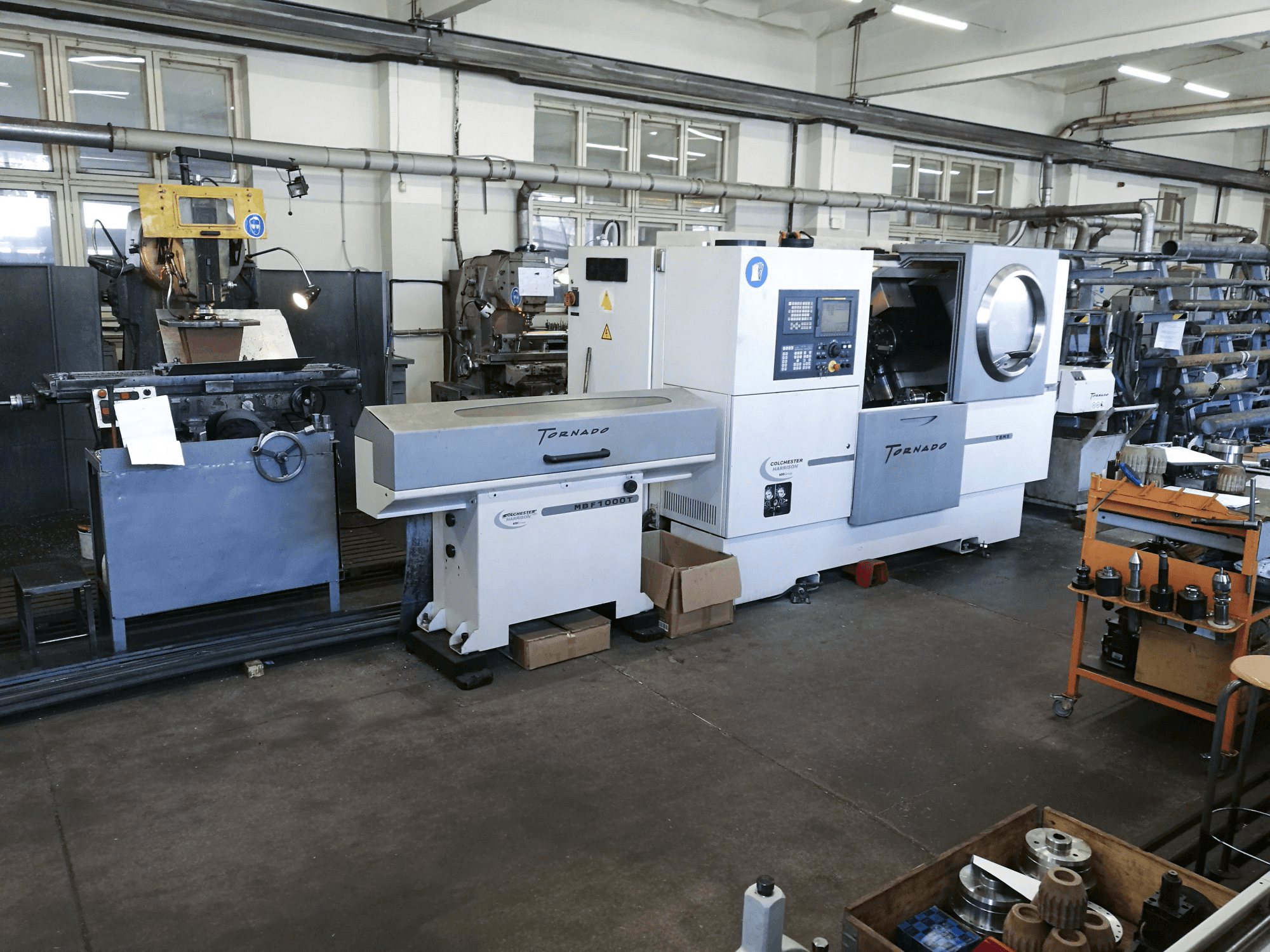 Widok z przodu 2 maszyny Colchester TORNADO T8MS