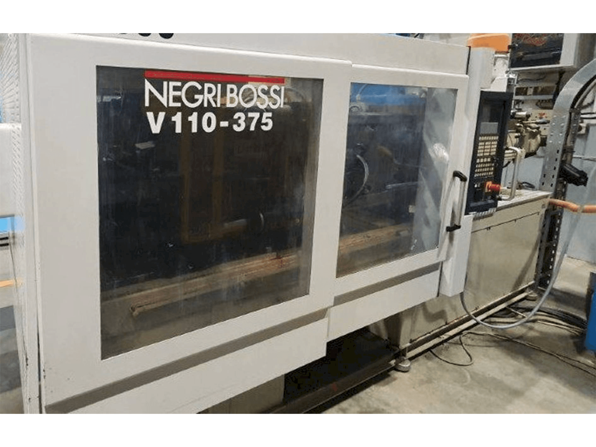 Widok z przodu maszyny Negri Bossi V110-375