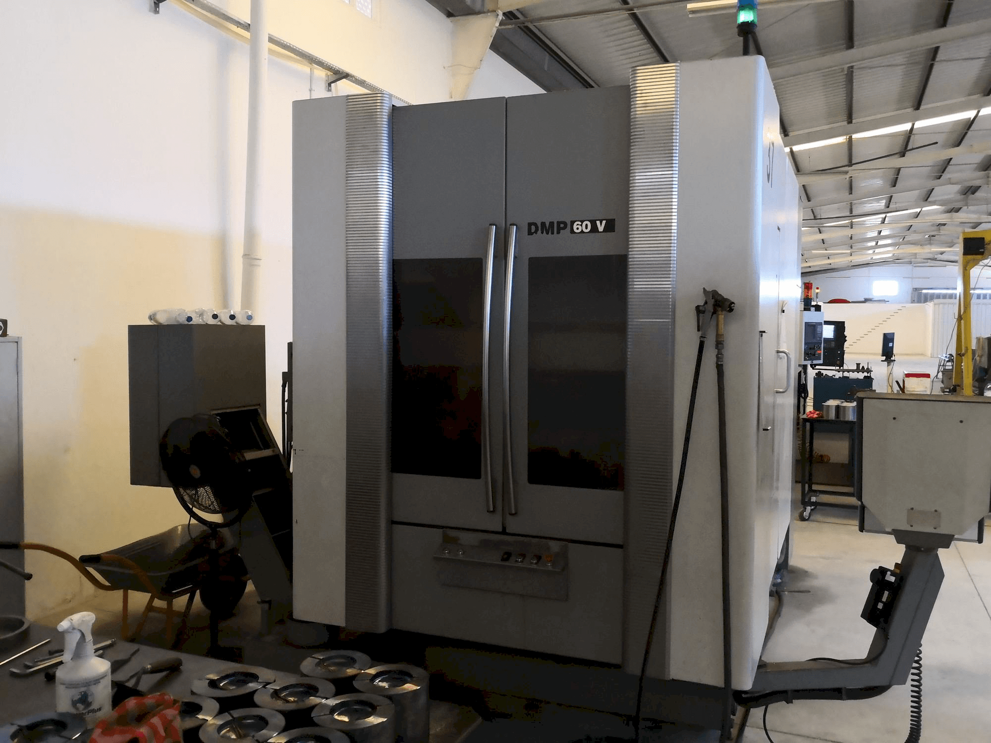 Widok z przodu maszyny DECKEL MAHO DMP 60V