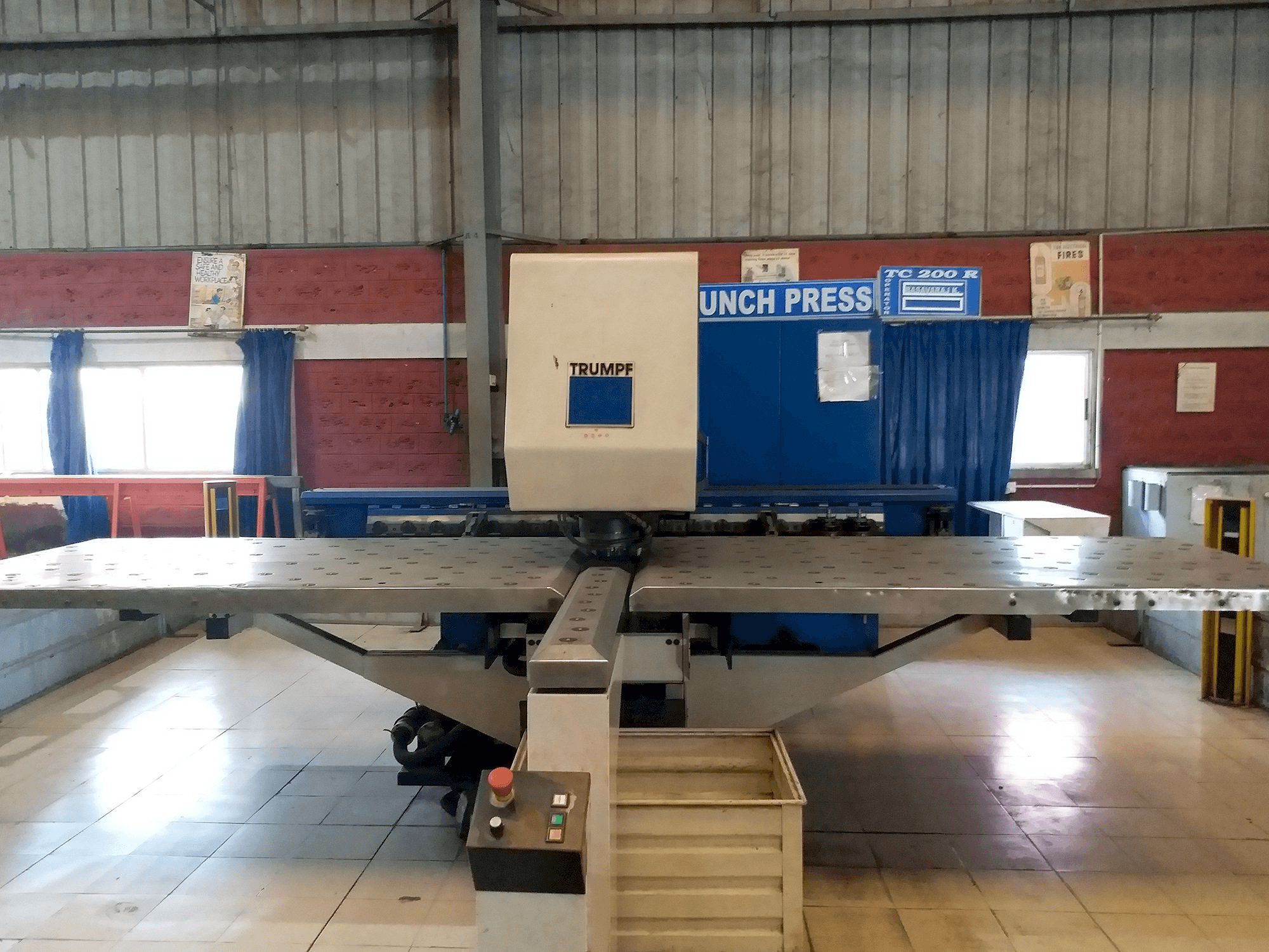 Widok z przodu maszyny Trumpf Trumatic 200