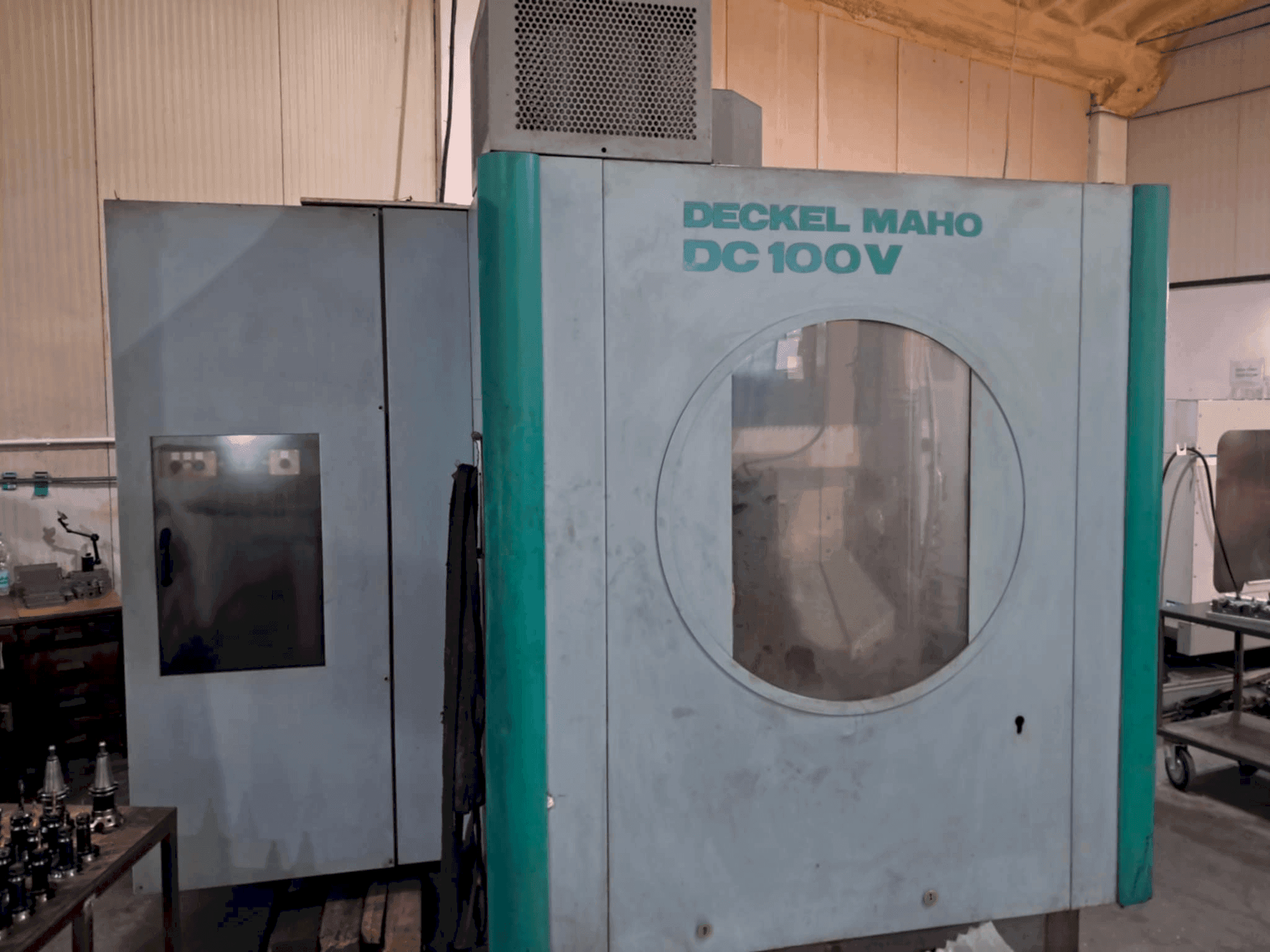 Widok z przodu maszyny DECKEL MAHO DC 100V