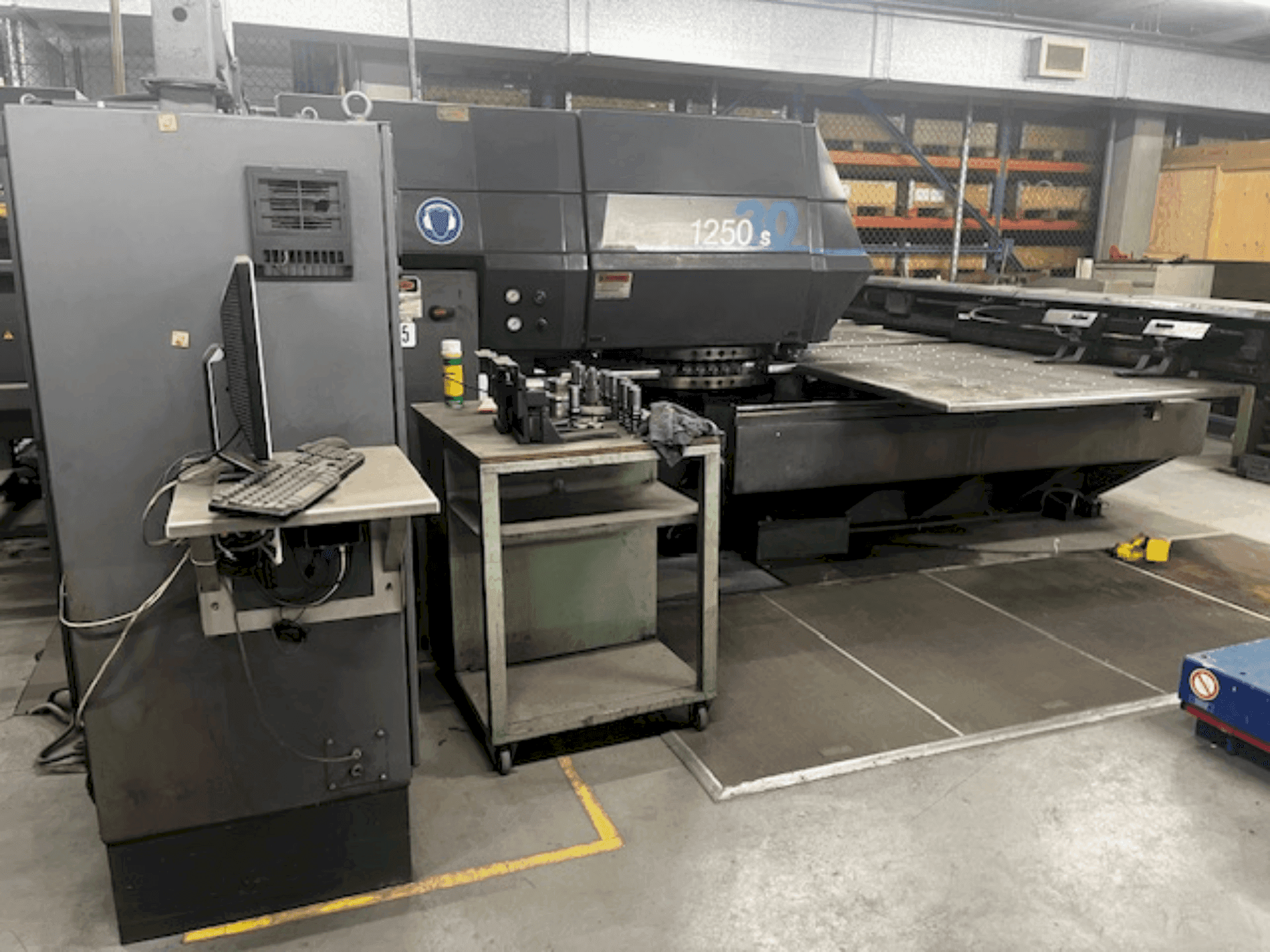 Widok z przodu maszyny STRIPPIT 1250SL/30