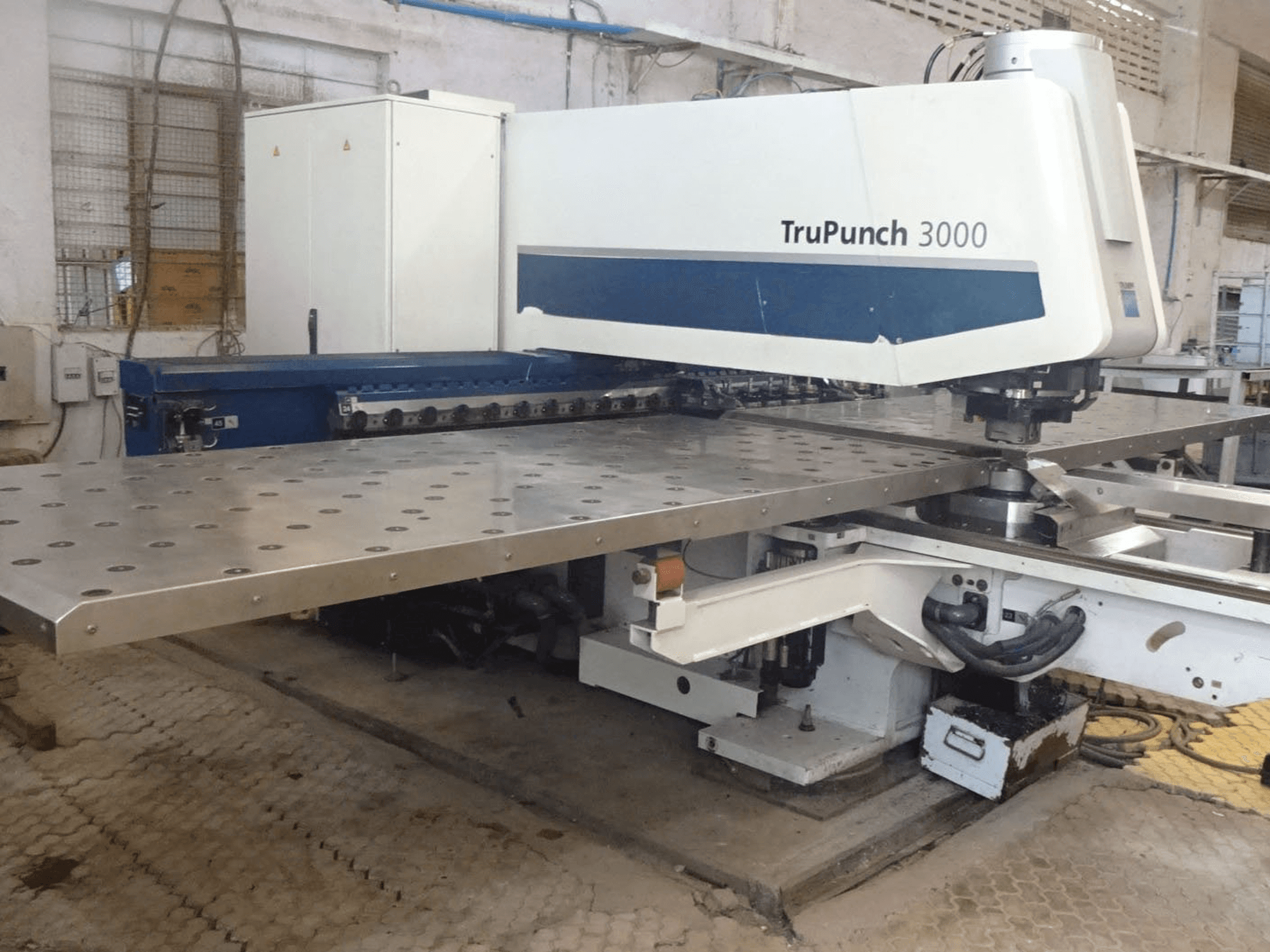 Widok z lewej maszyny Trumpf TruPunch 3000