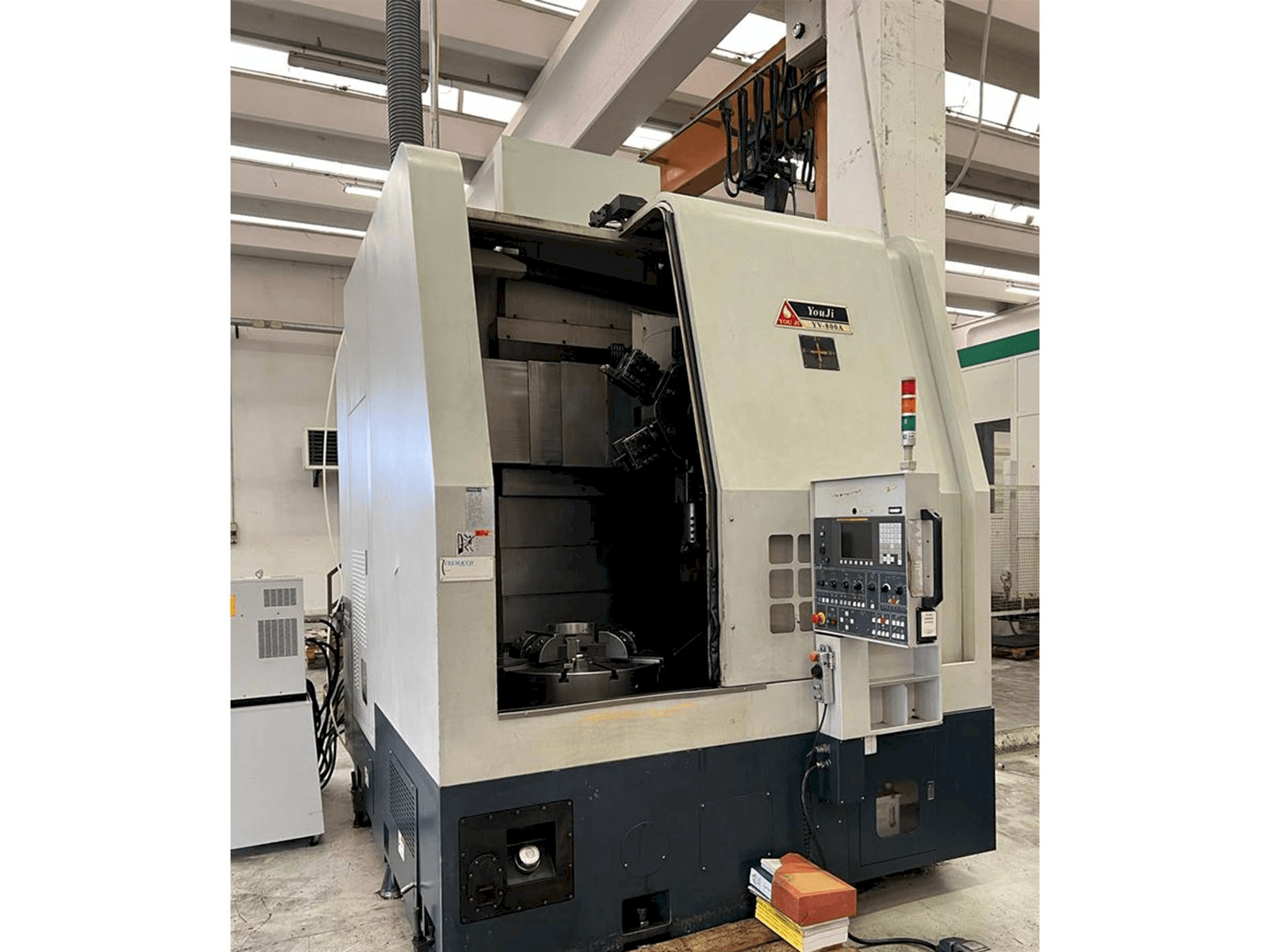 Widok z przodu maszyny YOU JI YV-800A