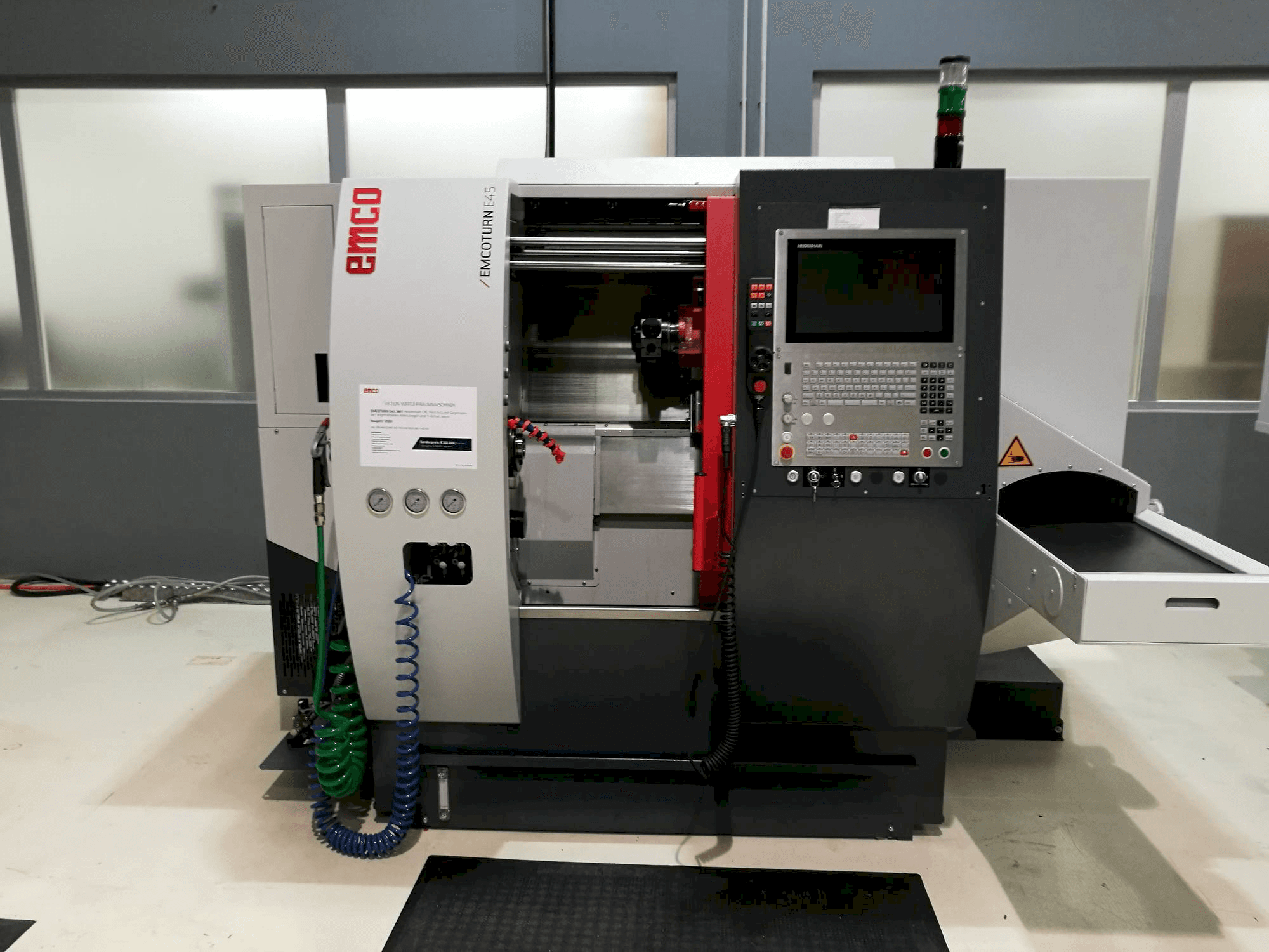 Widok z przodu maszyny EMCO E45 SMY