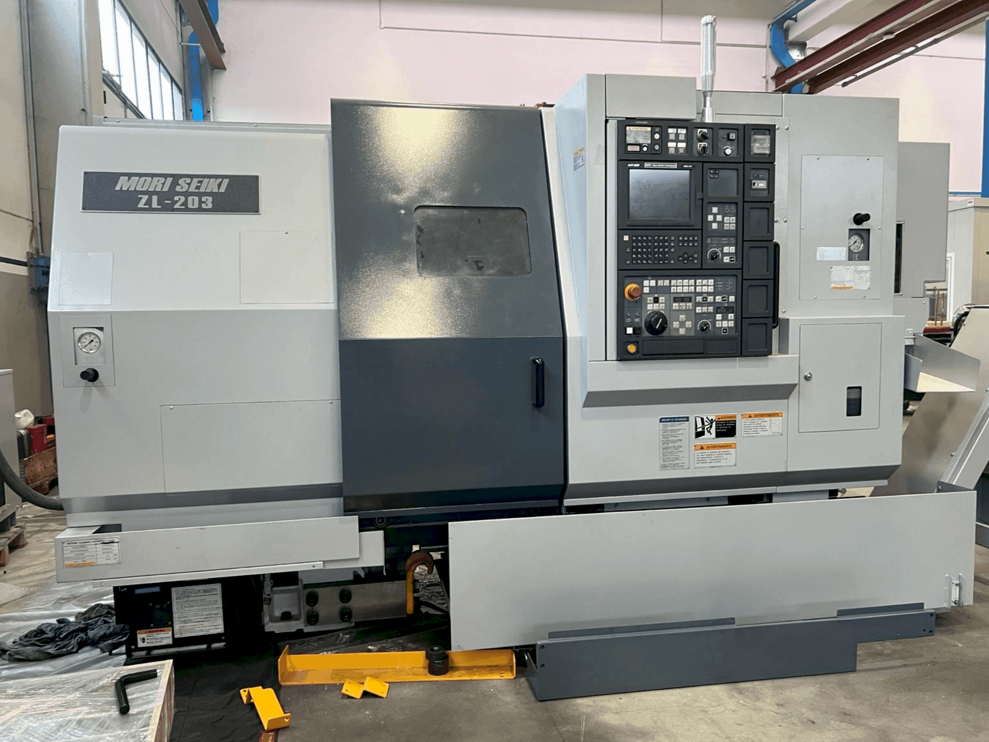 Widok z przodu maszyny MORI SEIKI ZL-203SMC