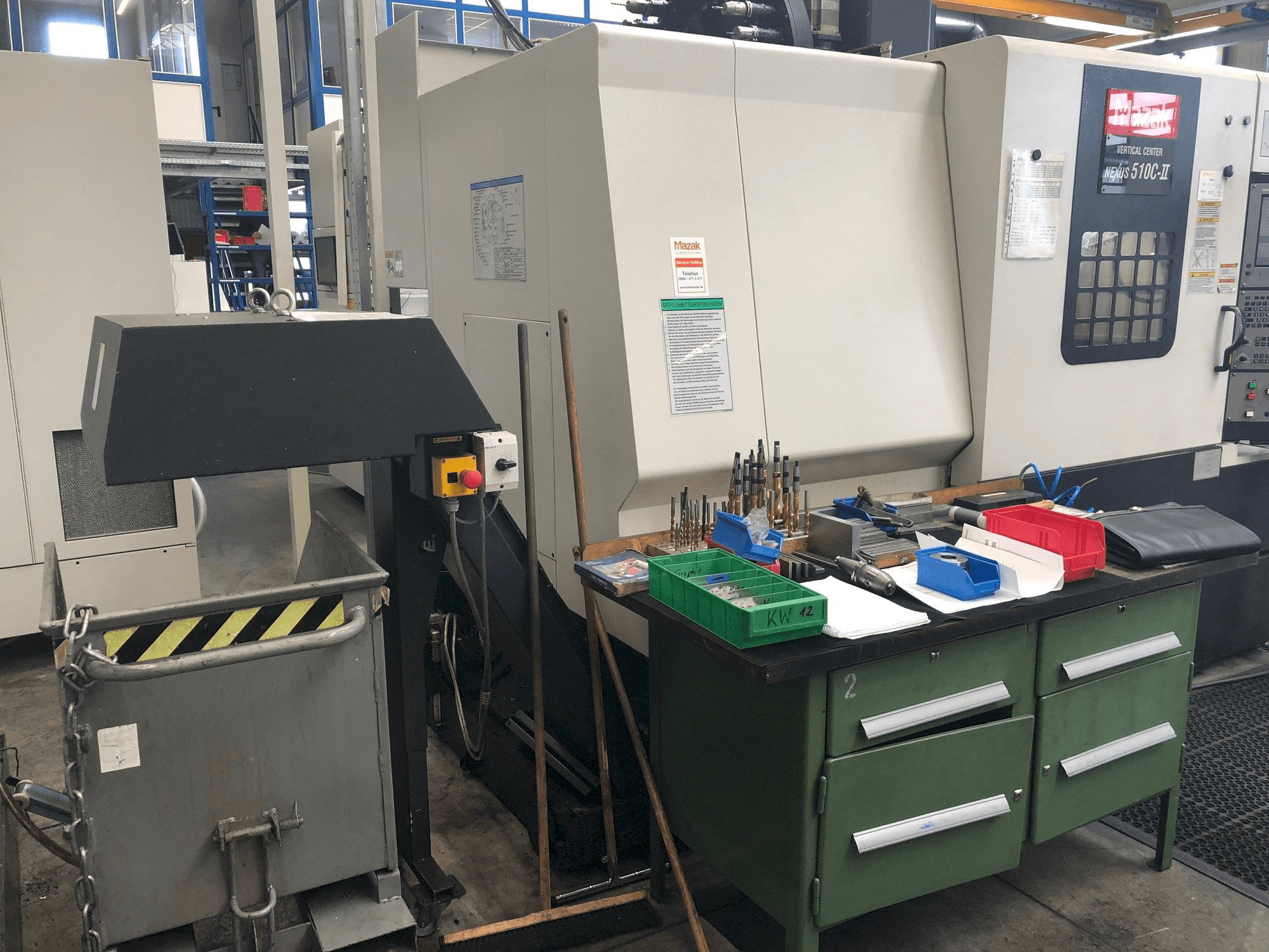 Widok z przodu maszyny Mazak Nexus 510C-II