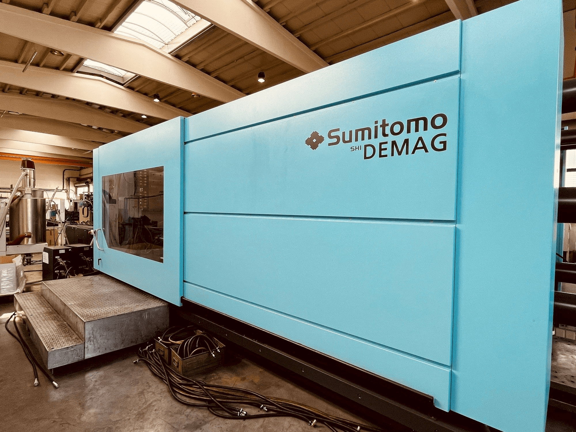 Widok z przodu maszyny Sumitomo Demag Systec 1300 1500-9500 Servo