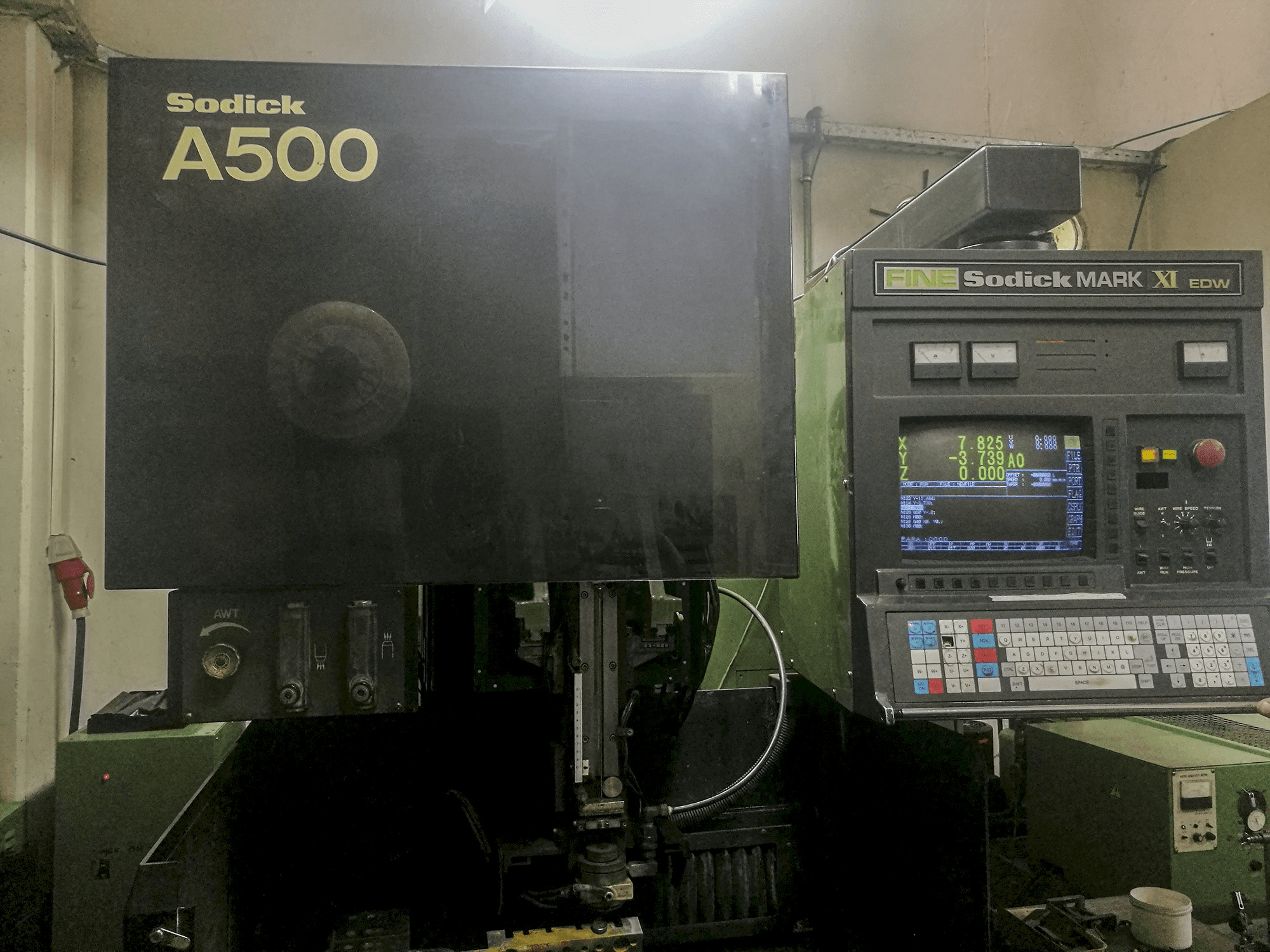 Widok z przodu maszyny Sodick A500