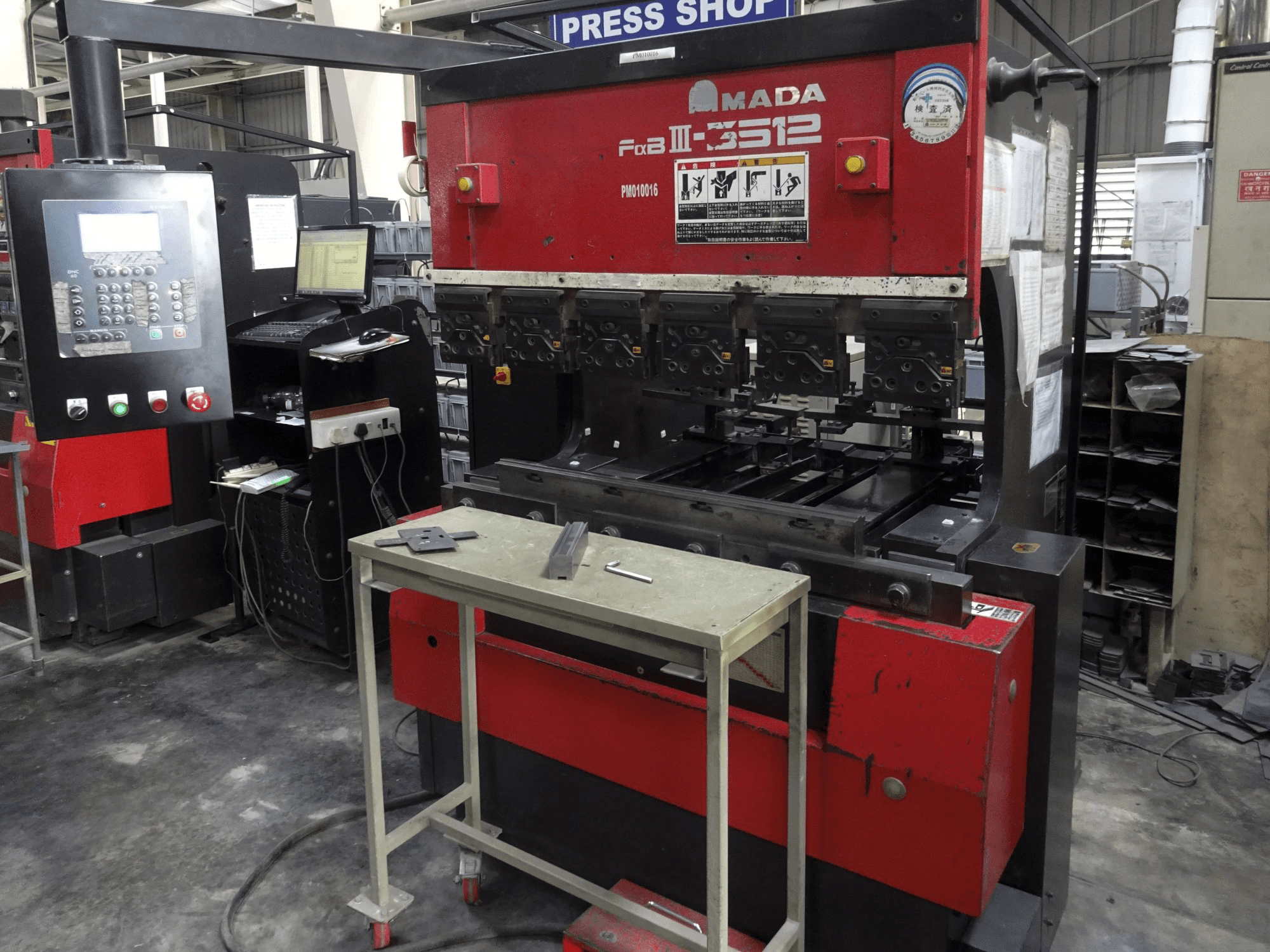 Widok z prawej maszyny AMADA FBD 3512 LD