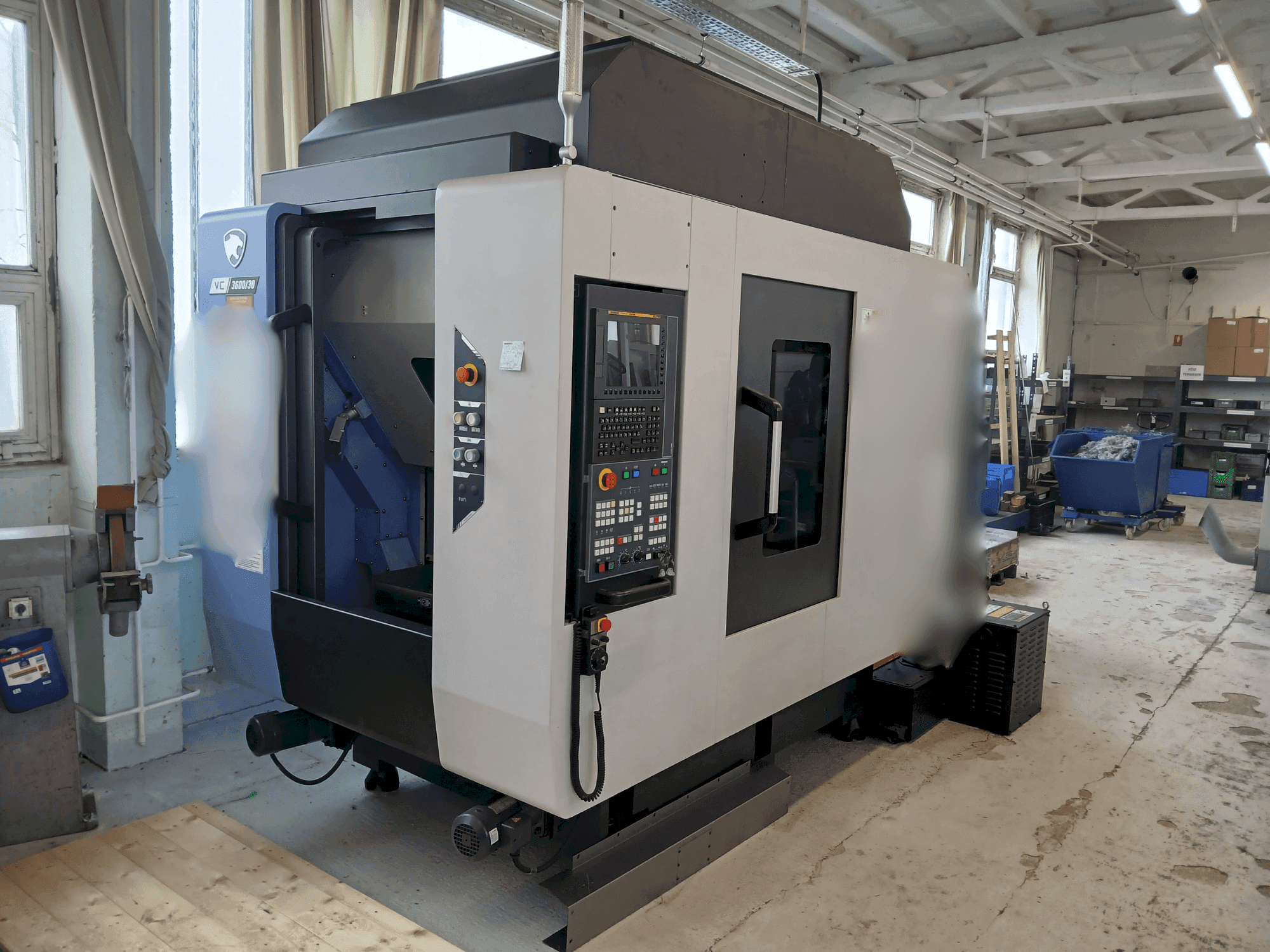 Widok z przodu maszyny DN SOLUTIONS VC 3600/30