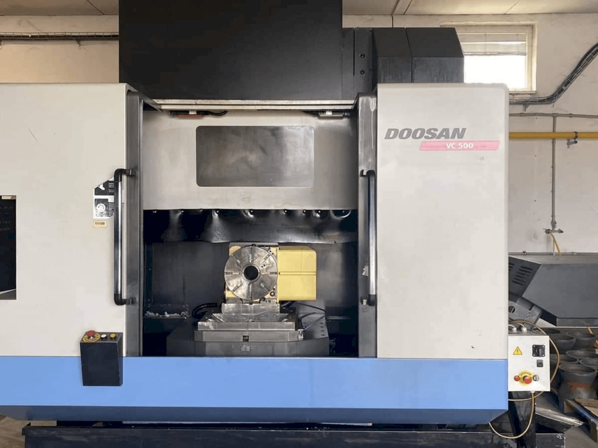 Widok z przodu maszyny Doosan VC 500
