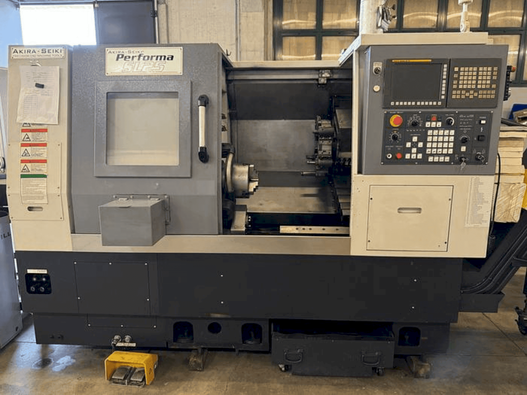 Widok z przodu maszyny Akira Seiki Performa SL25