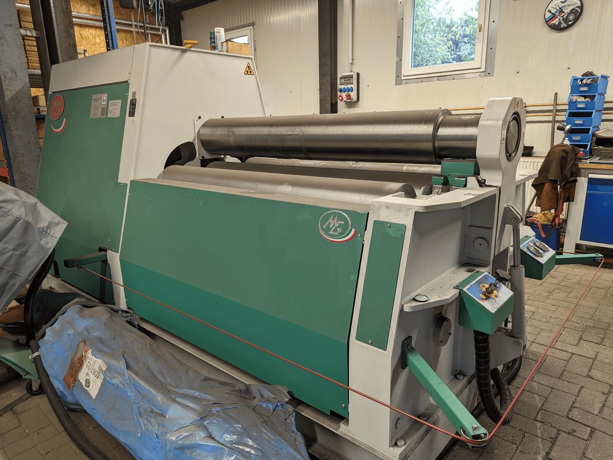 Giętarka rolkowa MG model MG4R1520C w kolorze zielonym i szarym, widok z boku z trzema metalowymi rolkami i panelami sterowania.