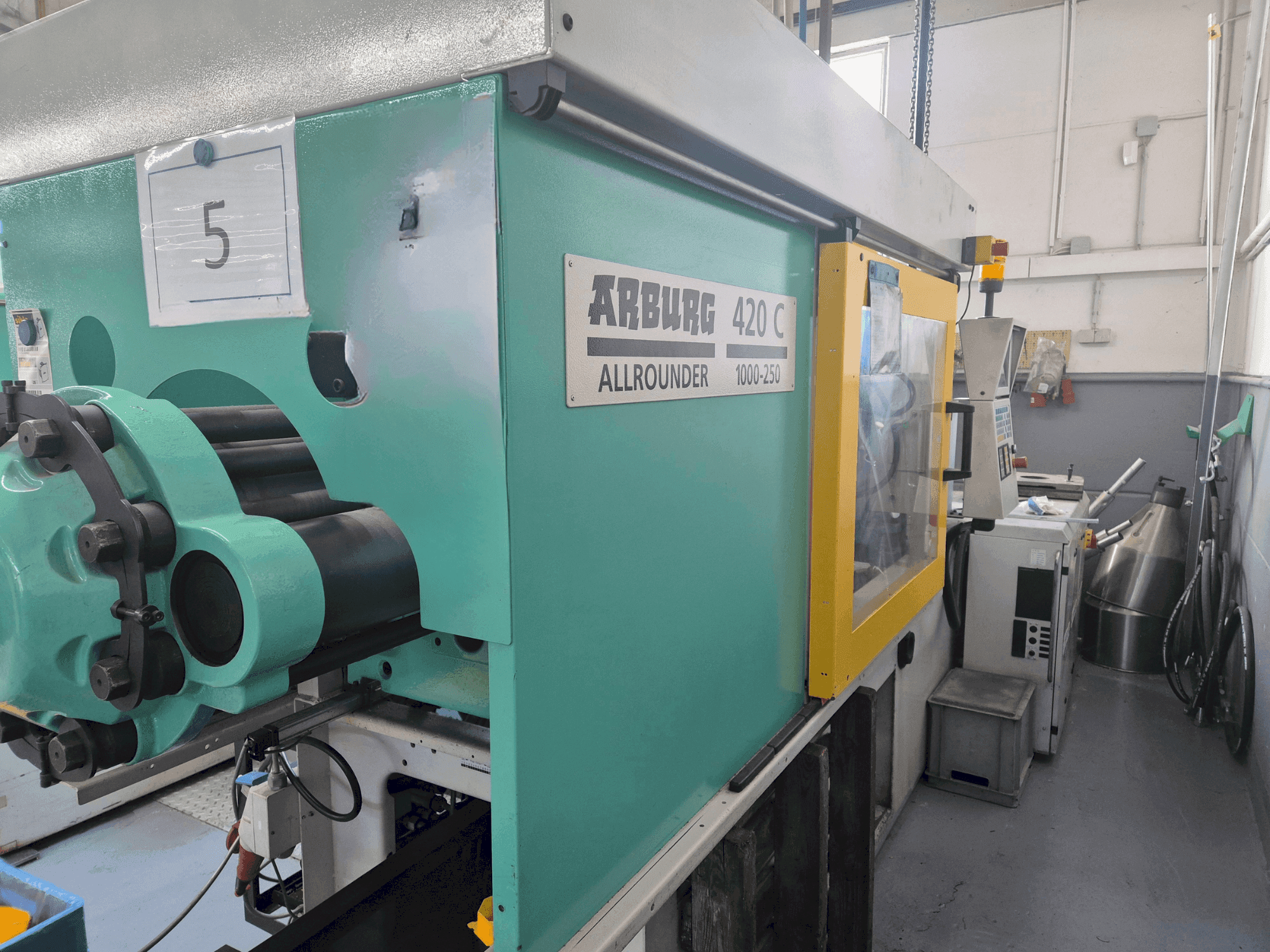 Widok z przodu maszyny Arburg Allrounder 420 C 1000-250