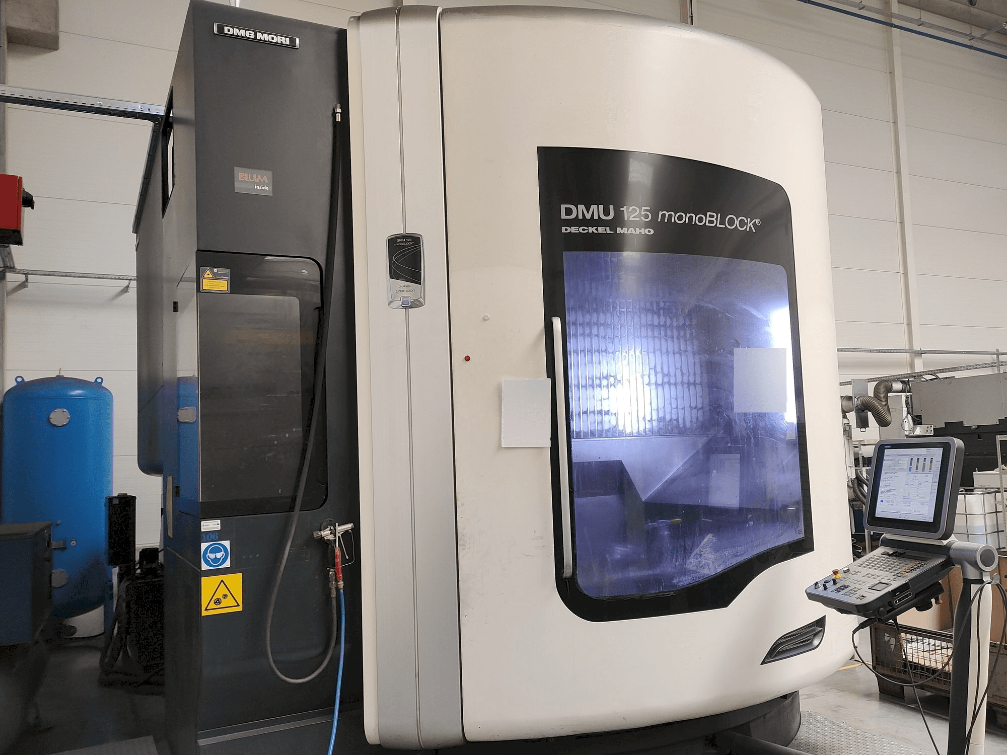 Widok z przodu maszyny DMG MORI DMU125 monoBLOCK