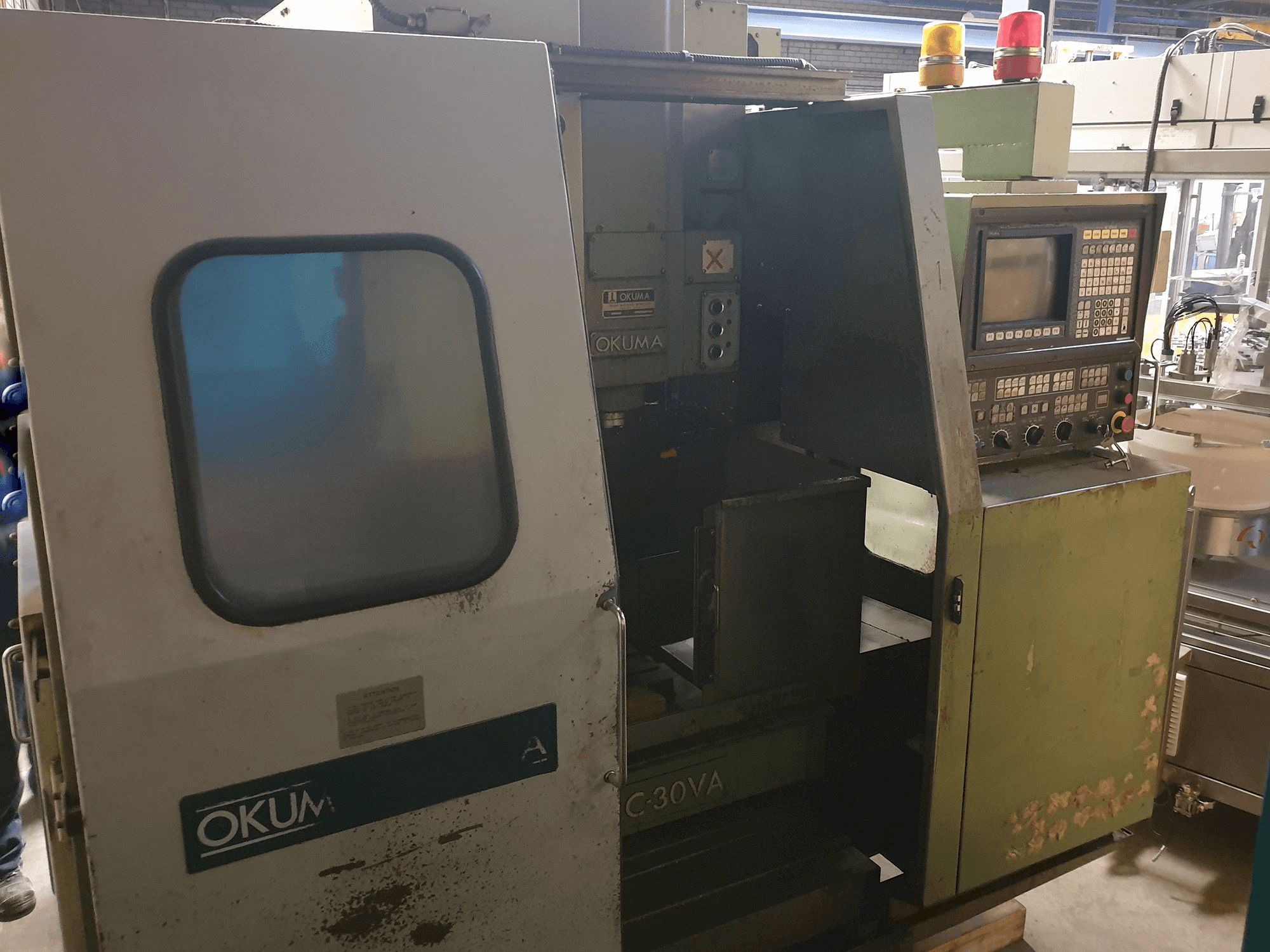 Widok z lewej maszyny Okuma MC-30VA