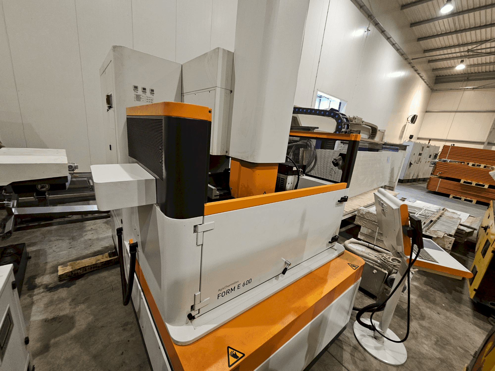 Widok z przodu maszyny AgieCharmilles Form E 600
