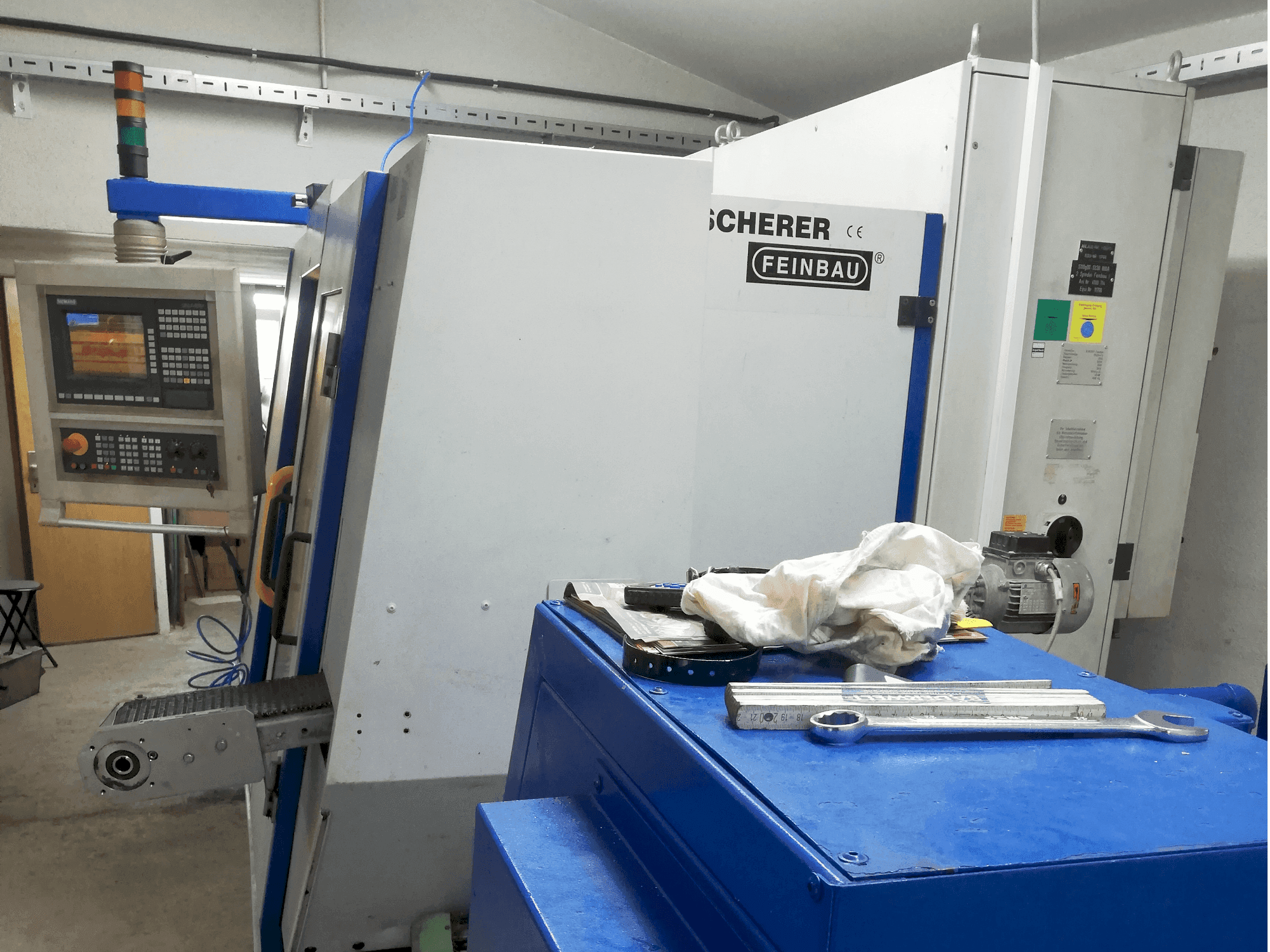 Widok z przodu maszyny Scherer - Feinbau CNC244/2