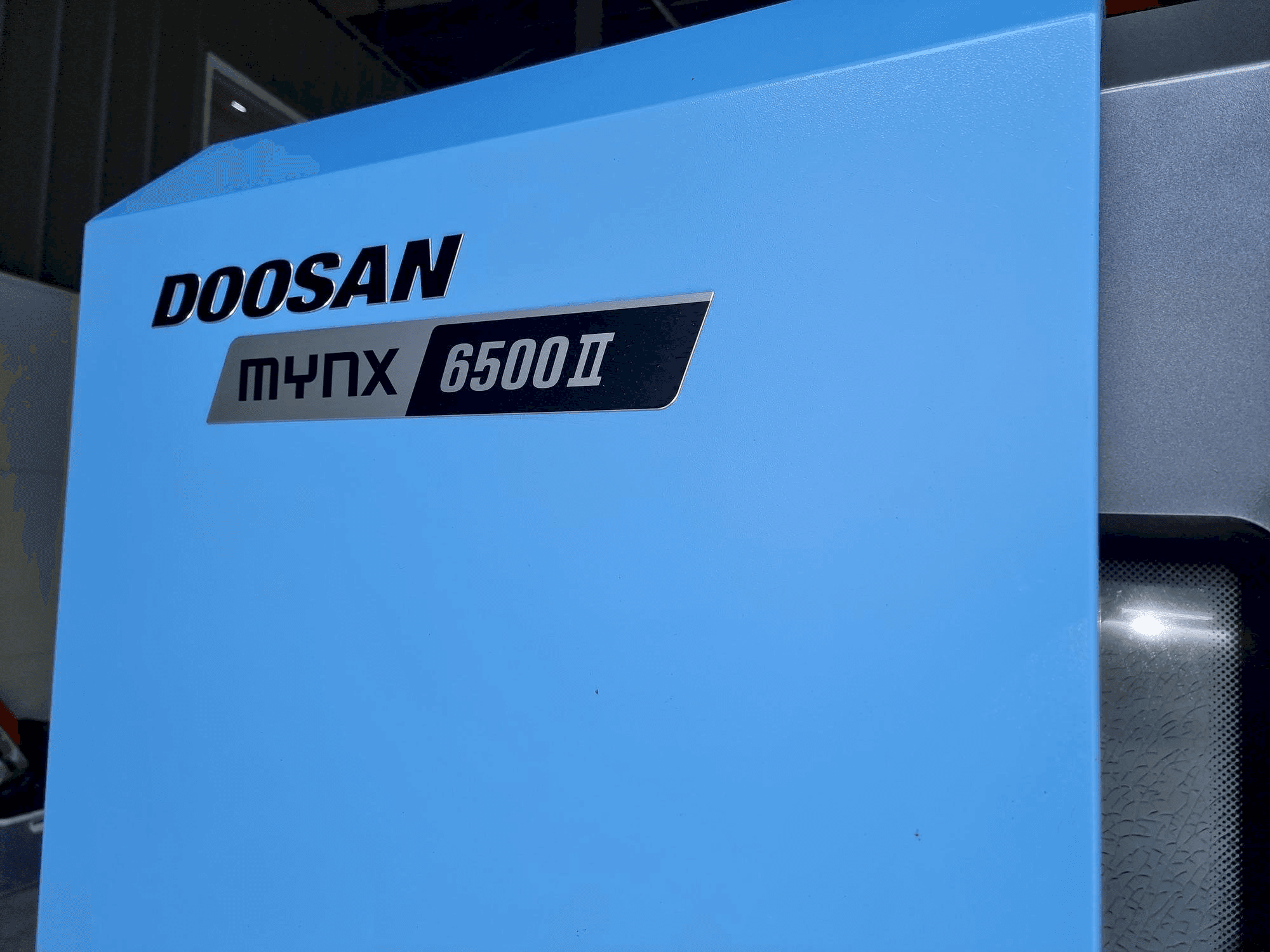 Widok z przodu maszyny Doosan MYNX 6500Ⅱ