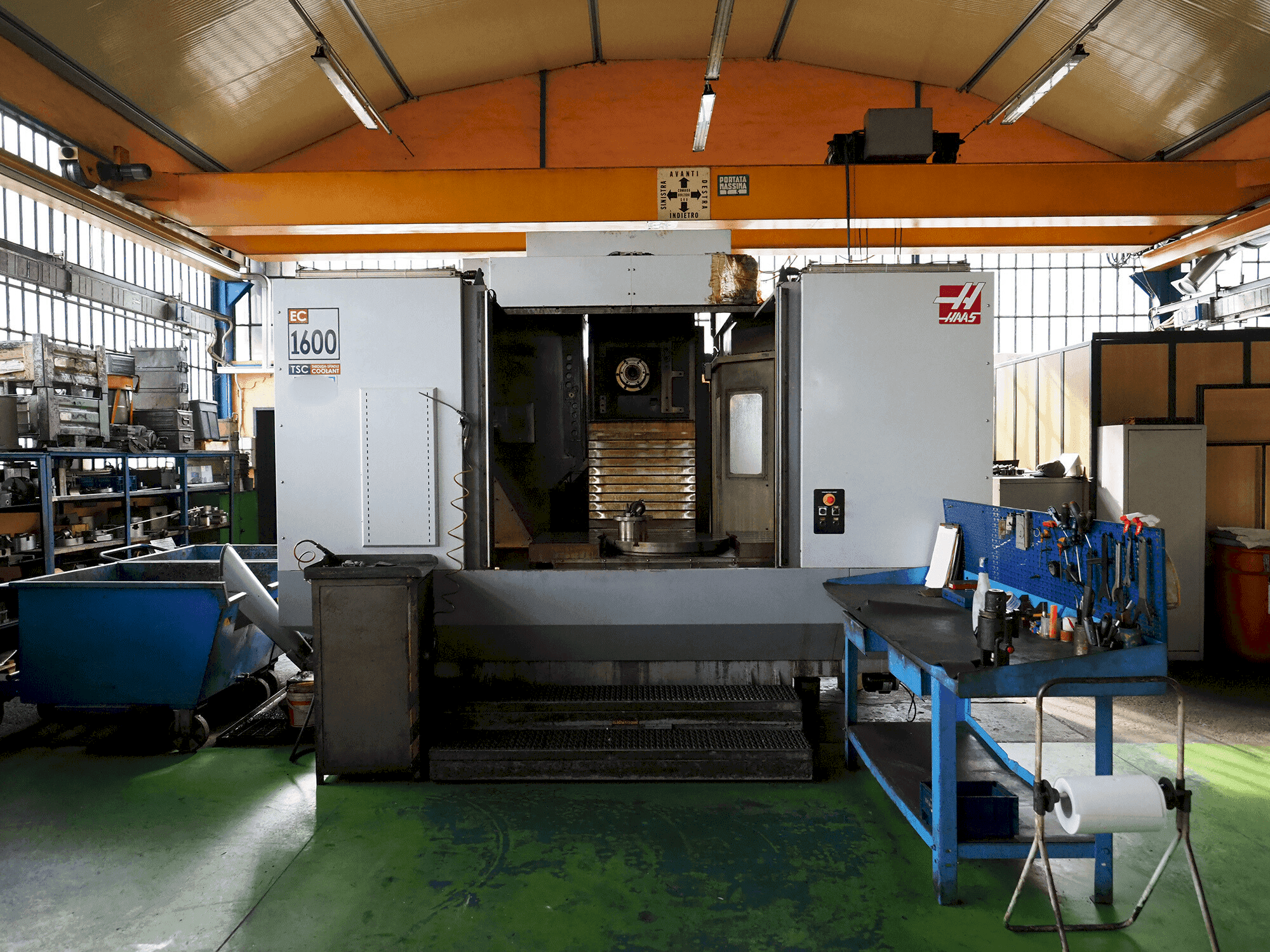 Widok z przodu maszyny HAAS EX 1600 4X