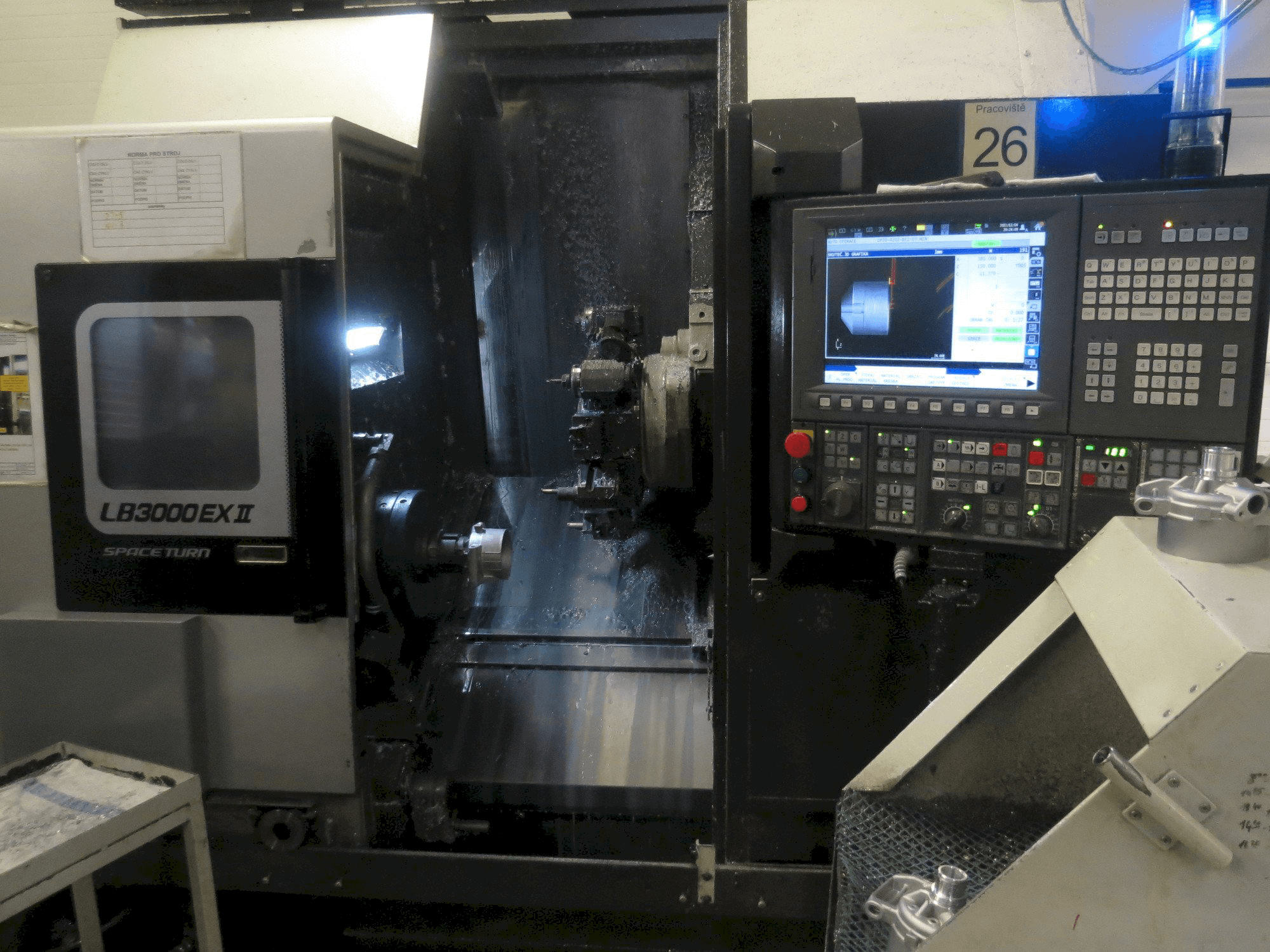 Widok z przodu maszyny Okuma LB3000 EX II