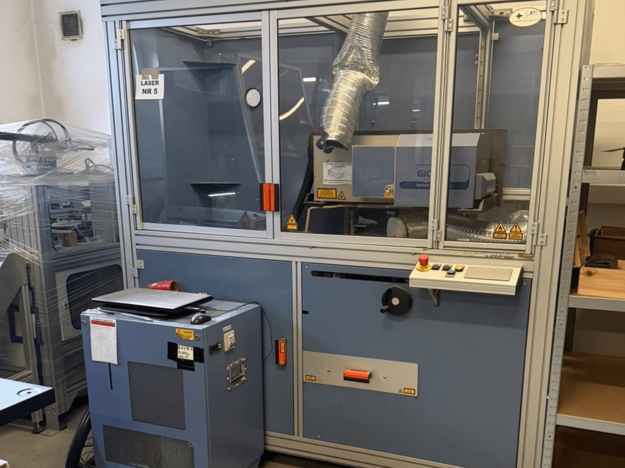 Maszyna do cięcia laserowego CO2 SEI Laser PAPER BLASTER 02, widok z przodu, wyposażona w panel sterowania i kanał wyciągowy.