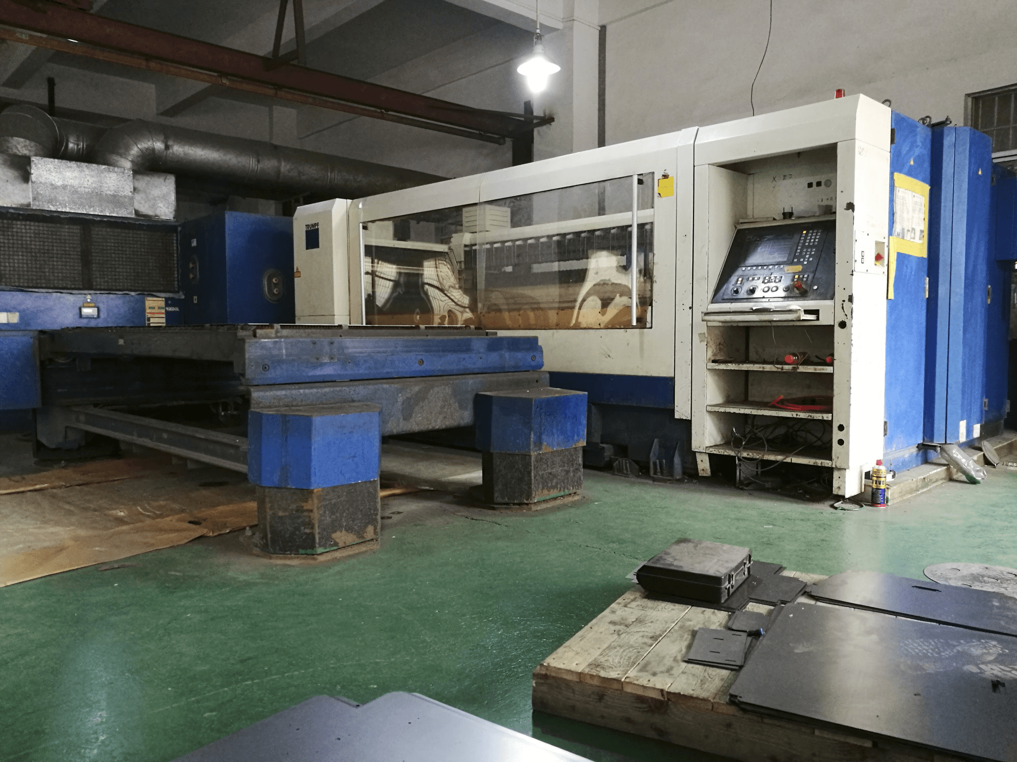 Widok z prawej maszyny Trumpf TruLaser 2525