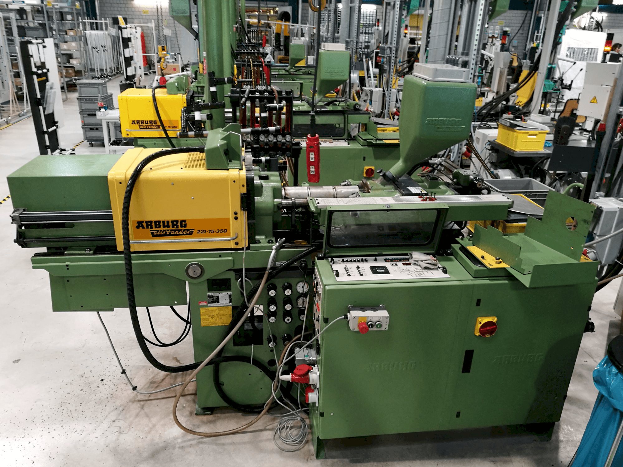 Widok prawej strony maszyny Arburg Allrounder 221-75-350