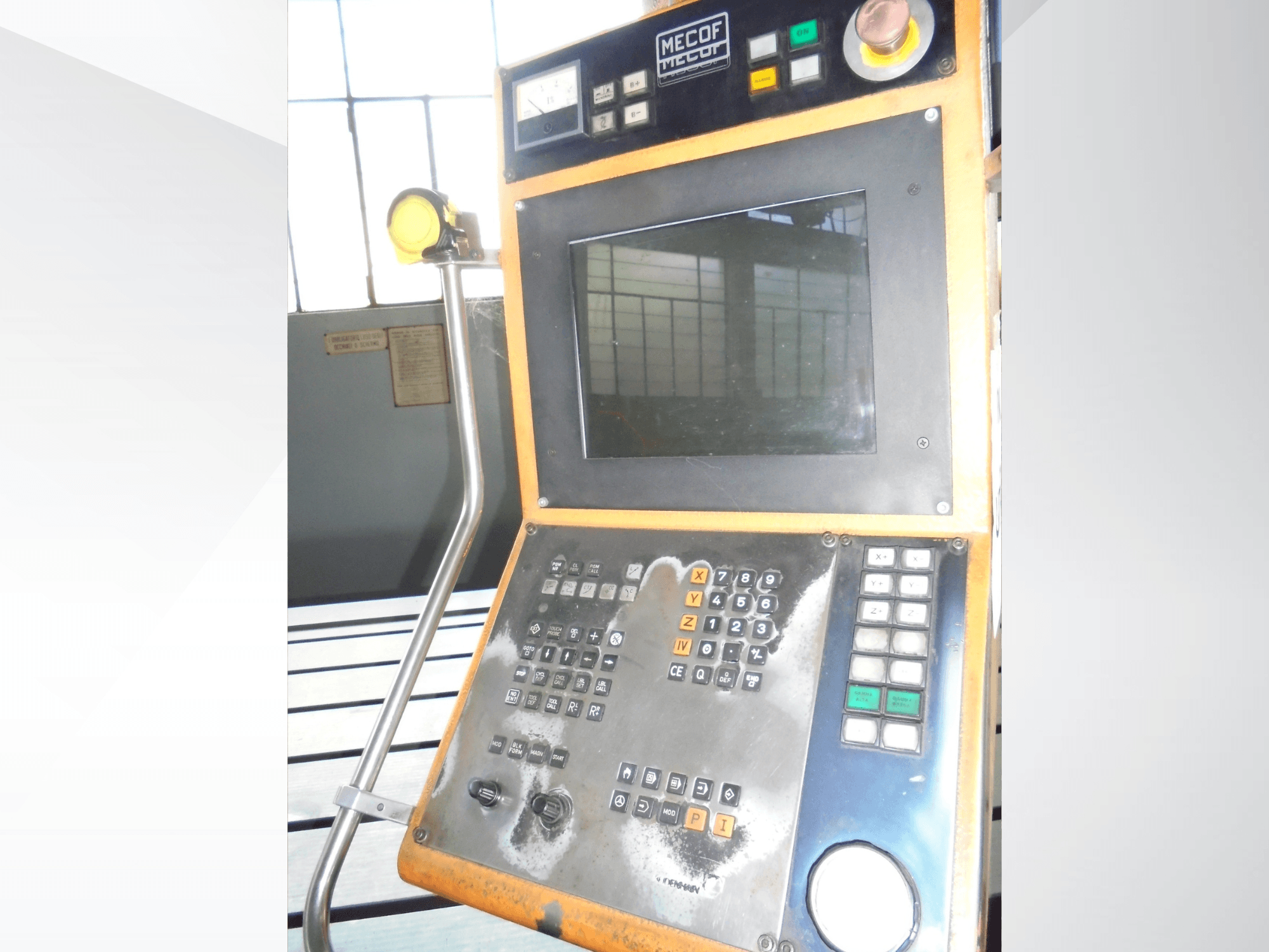 Panel sterowania Mecof z wyświetlaczem cyfrowym, przyciskami i pokrętłami; widok z przodu pokazujący zużycie elementów sterujących.