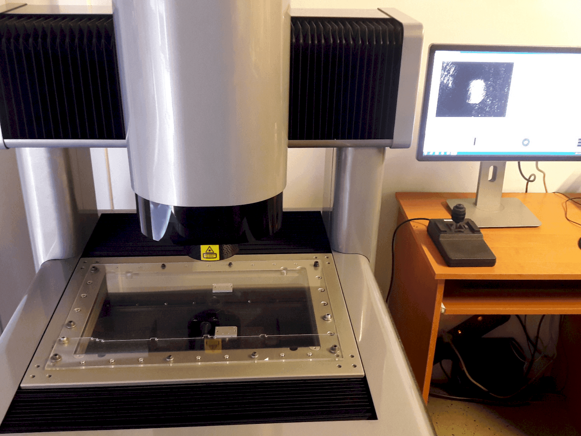 Widok z przodu maszyny SCHUT DeMeet-400