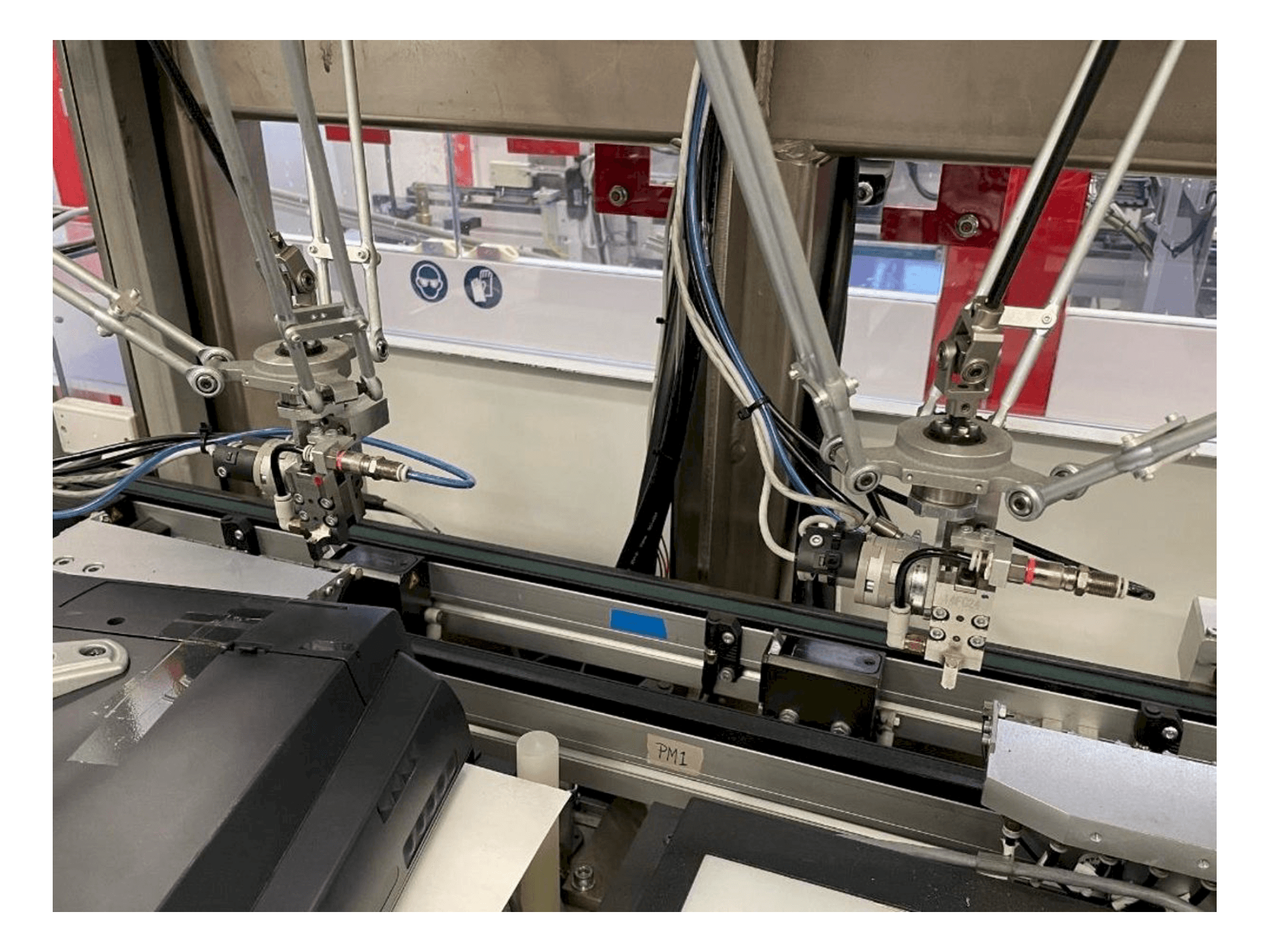 Widok z przodu maszyny IMS Tattoo Assembly Line