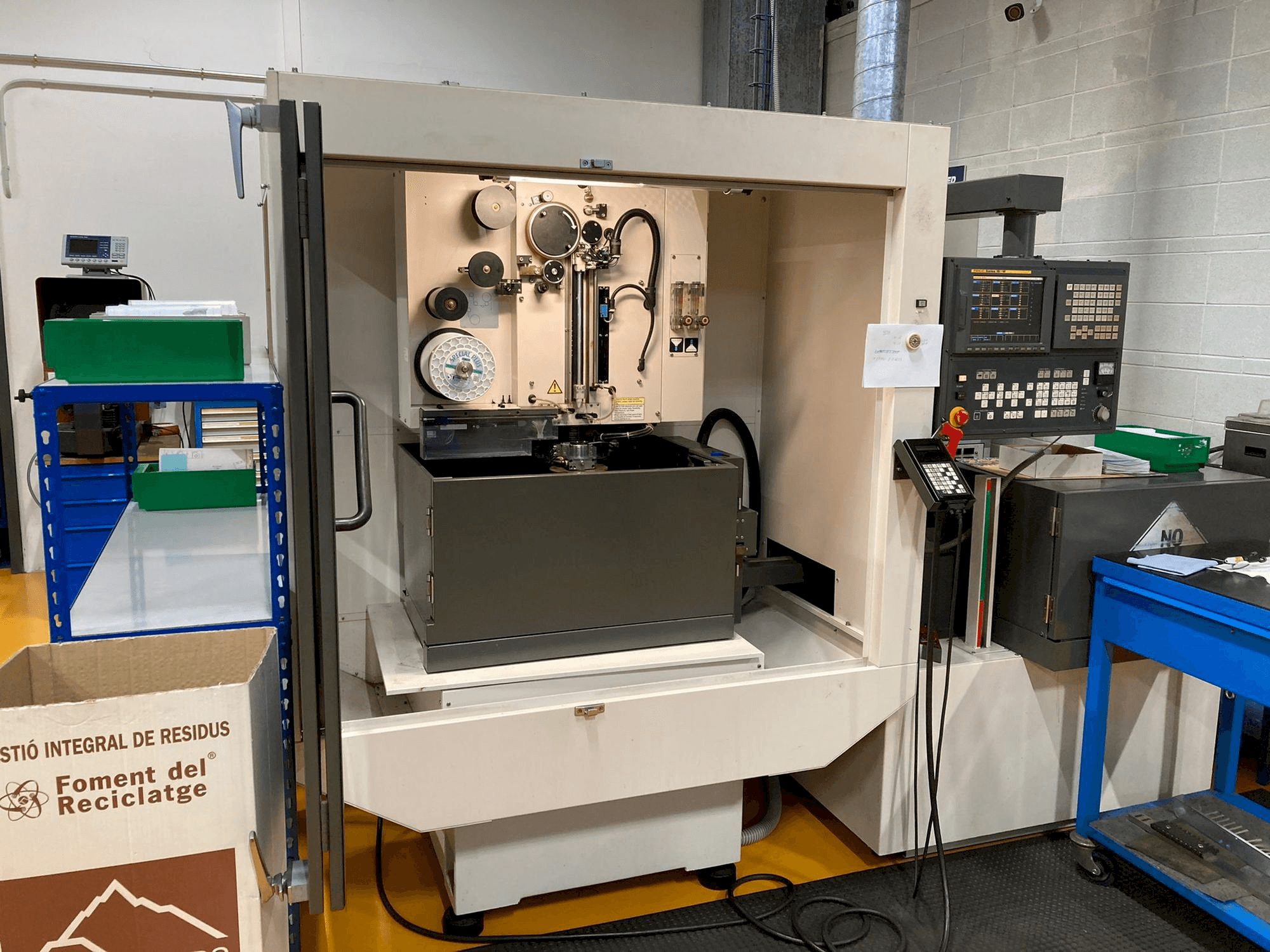 Widok z przodu maszyny FANUC Robocut Alpha-0iA