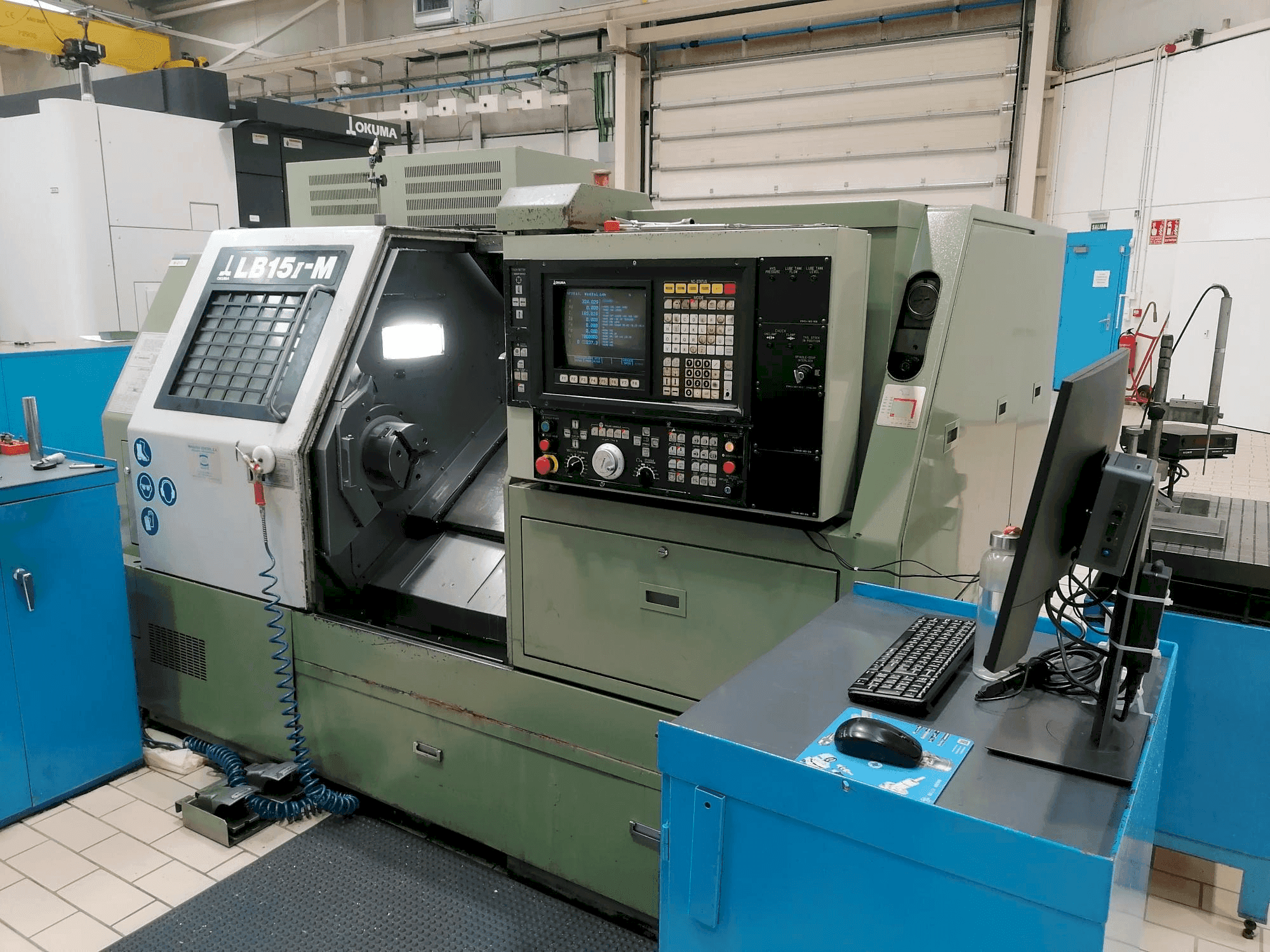 Widok z przodu maszyny Okuma LB15-M