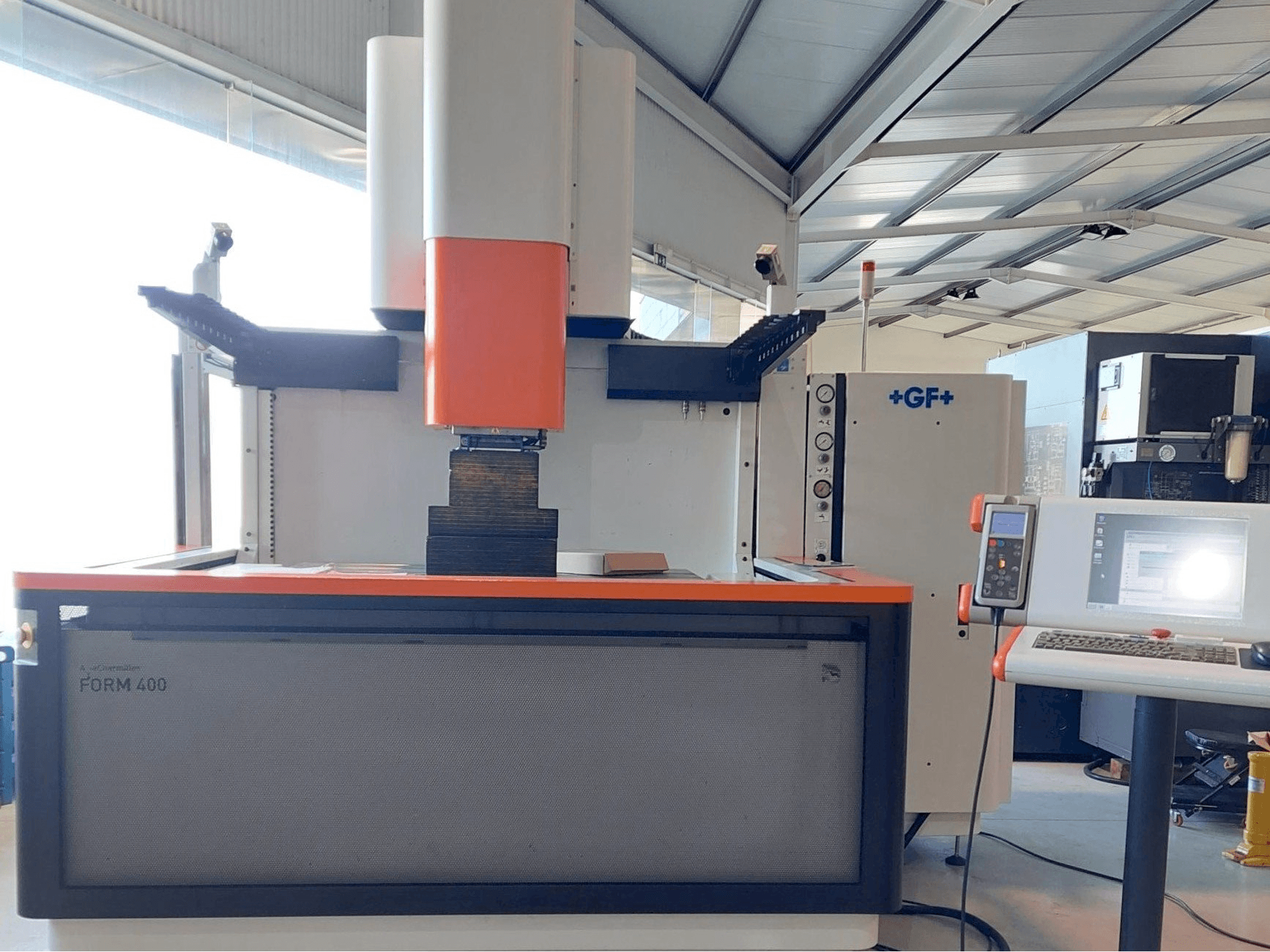 Widok z przodu maszyny AgieCharmilles FORM 400