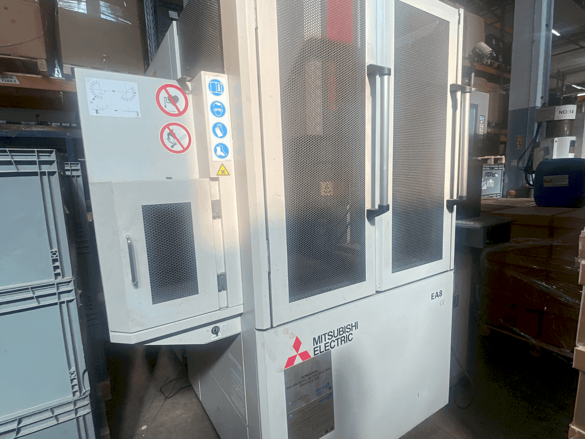 Widok z przodu maszyny Mitsubishi EA8