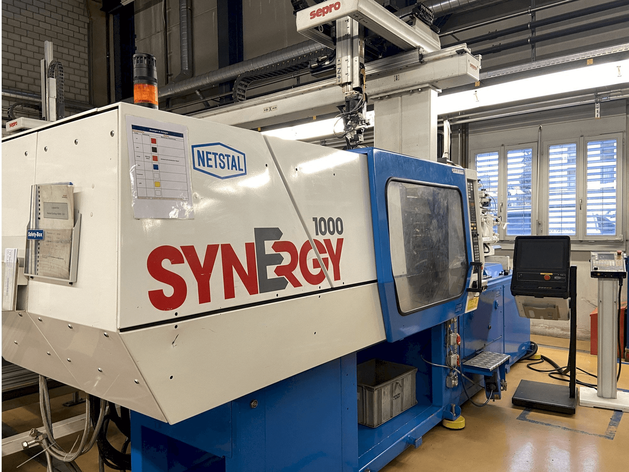 Widok z przodu maszyny Netstal SYNERGY 1000-230