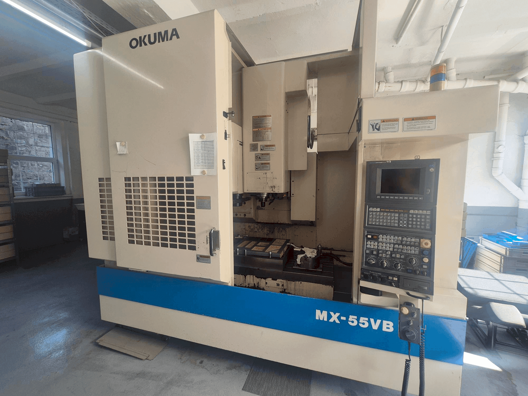 Widok z przodu maszyny Okuma MX-55VB