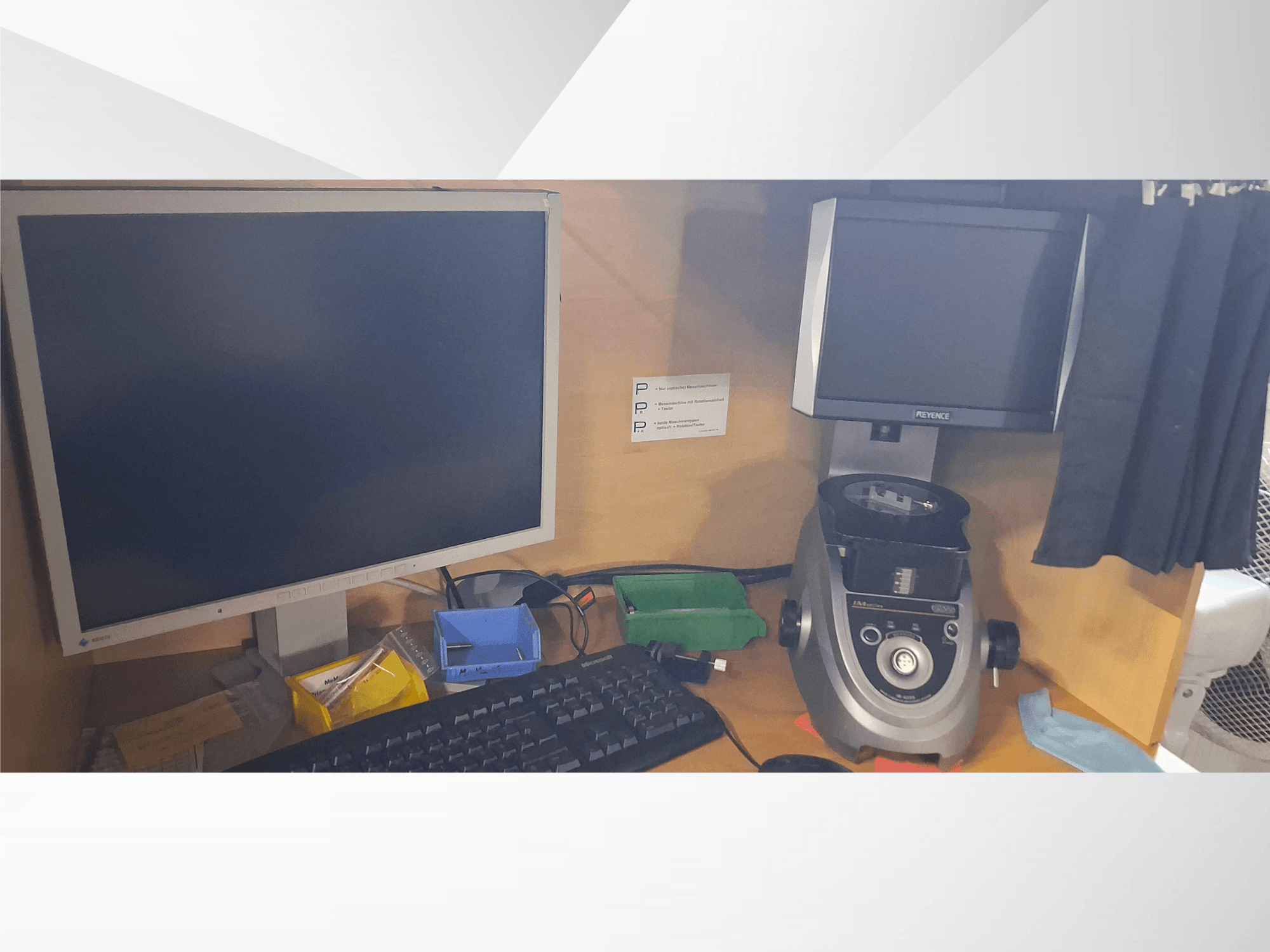 Monitor komputerowy z klawiaturą, wyświetlacz marki PEVA i szare urządzenie laboratoryjne na drewnianym biurku z różnymi tacami i dokumentacją.