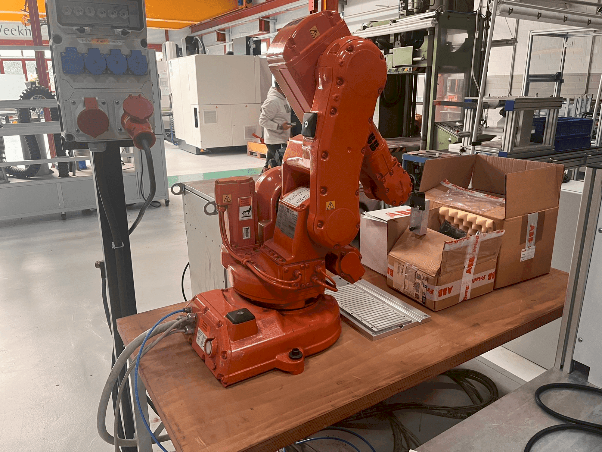 Widok z przodu maszyny ABB IRB 140 M2000