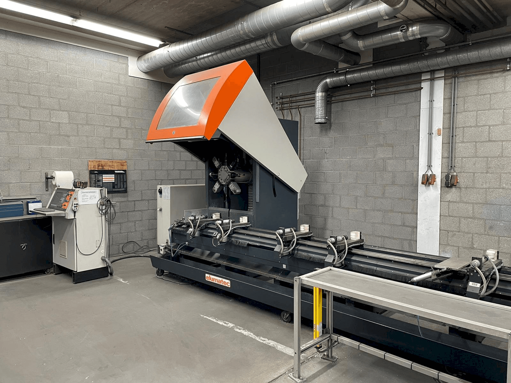 Widok z przodu maszyny Elumatec RBF 8