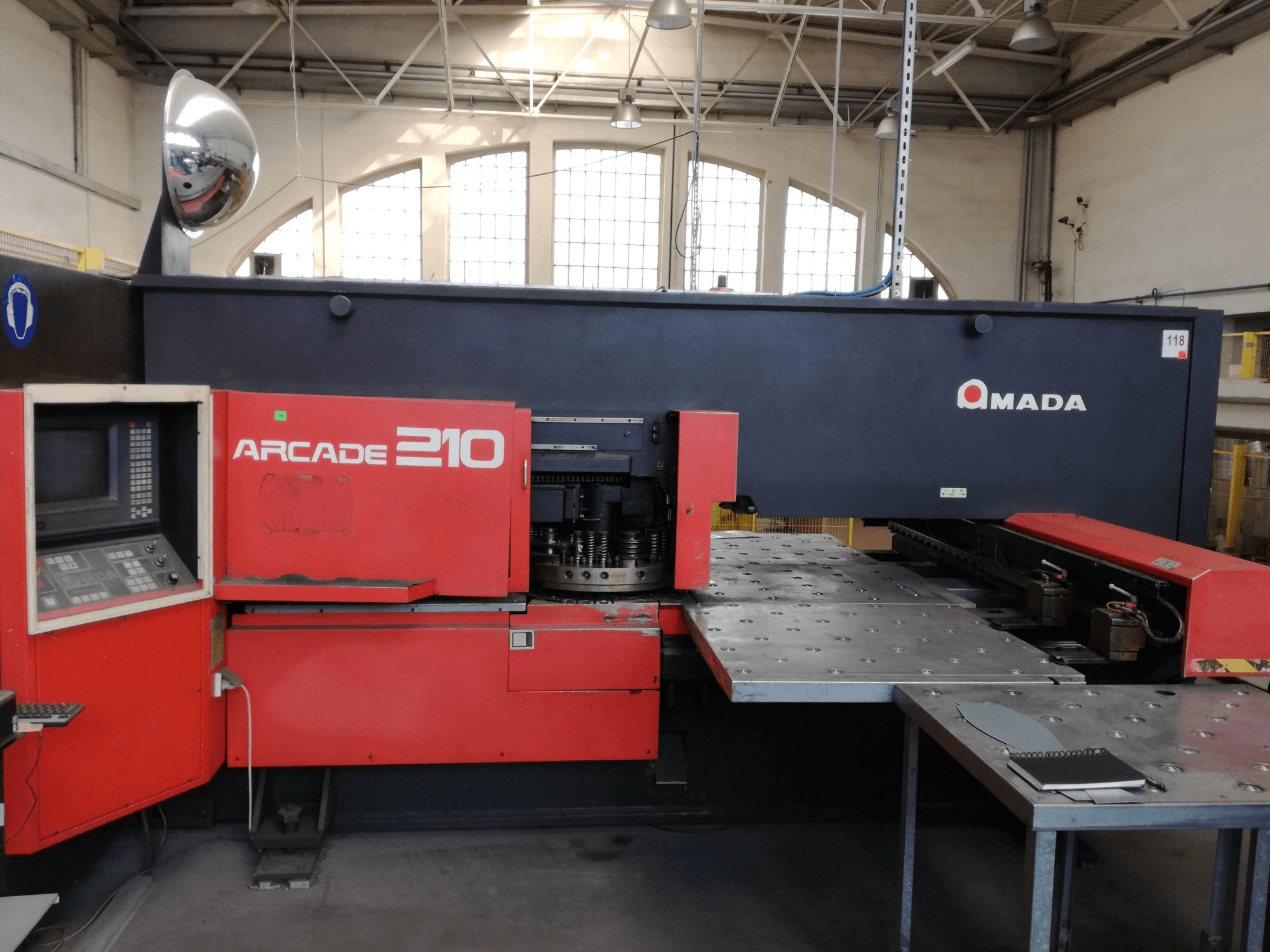 Widok z przodu maszyny AMADA ARCADE 210