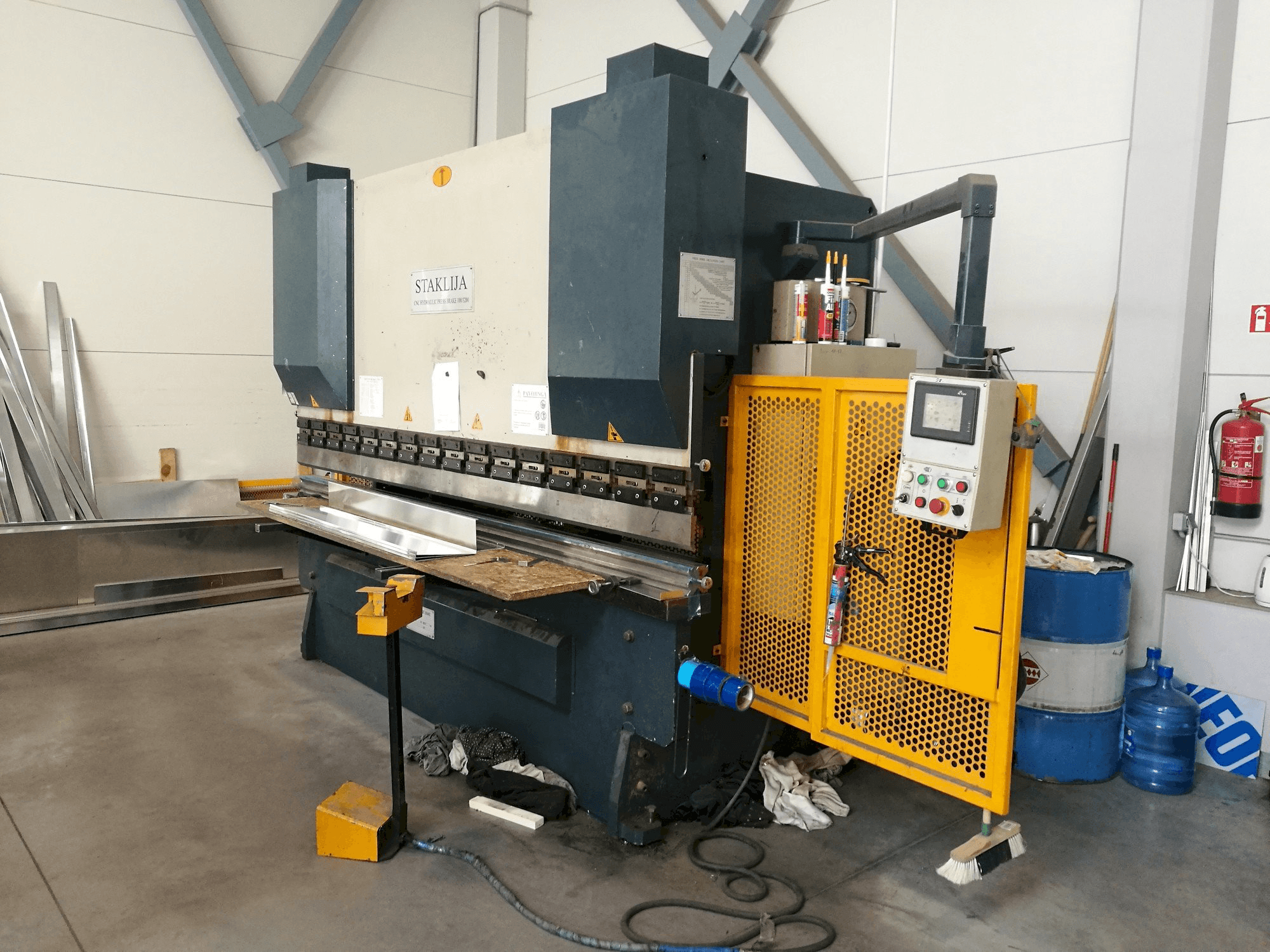 Widok z przodu maszyny Staklija WC67K-100x3200