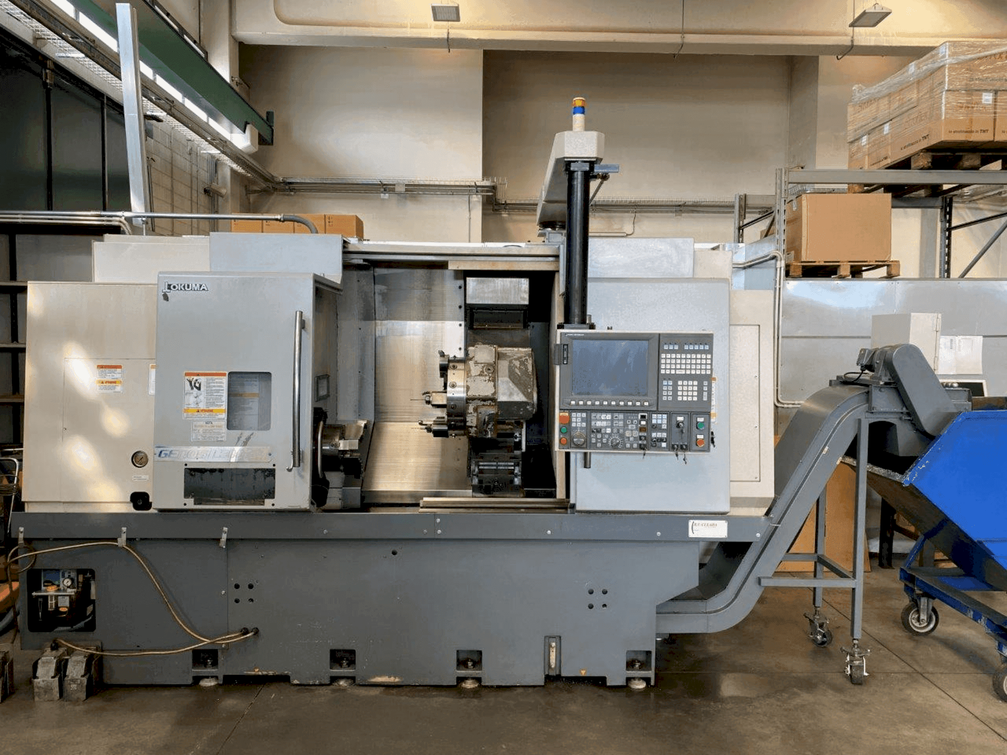 Widok z przodu maszyny Okuma Genos L300E-MY