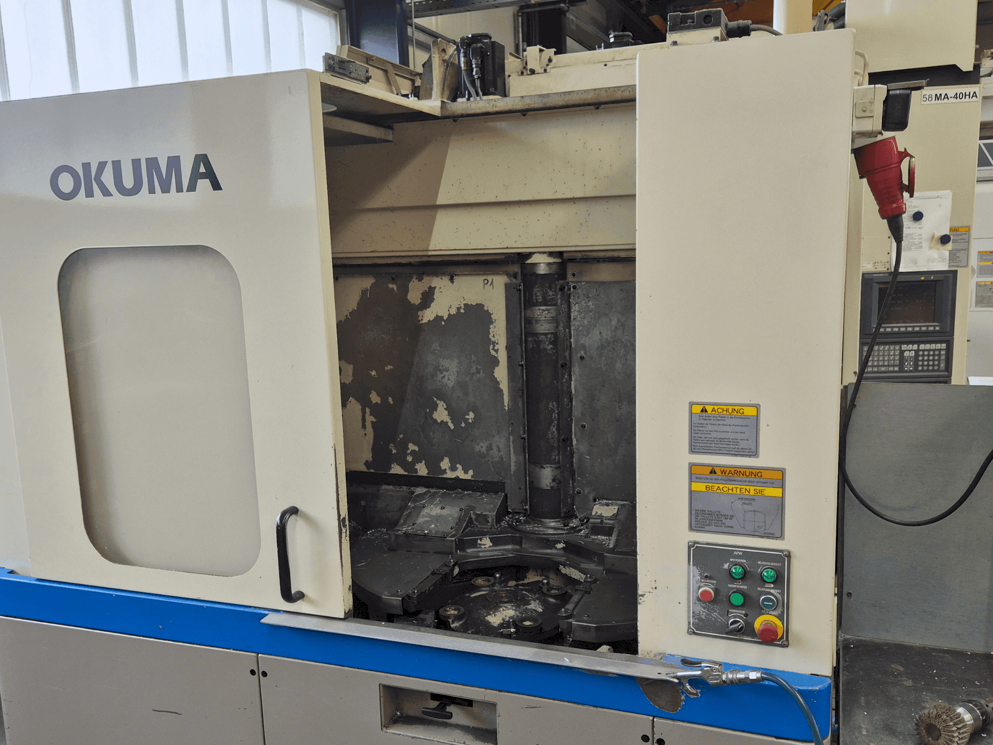 Widok z przodu maszyny Okuma MA-40HA