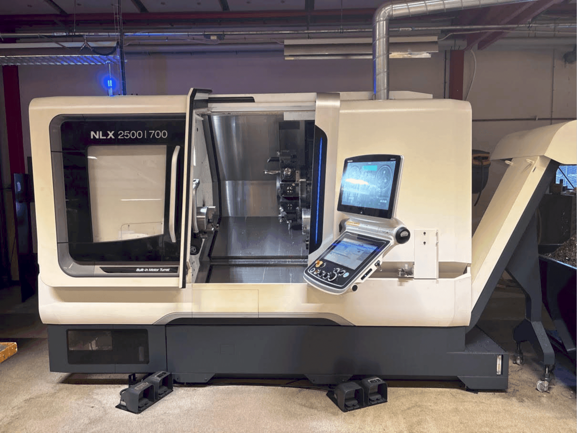Widok z przodu maszyny DMG MORI NLX 2500-700 SY