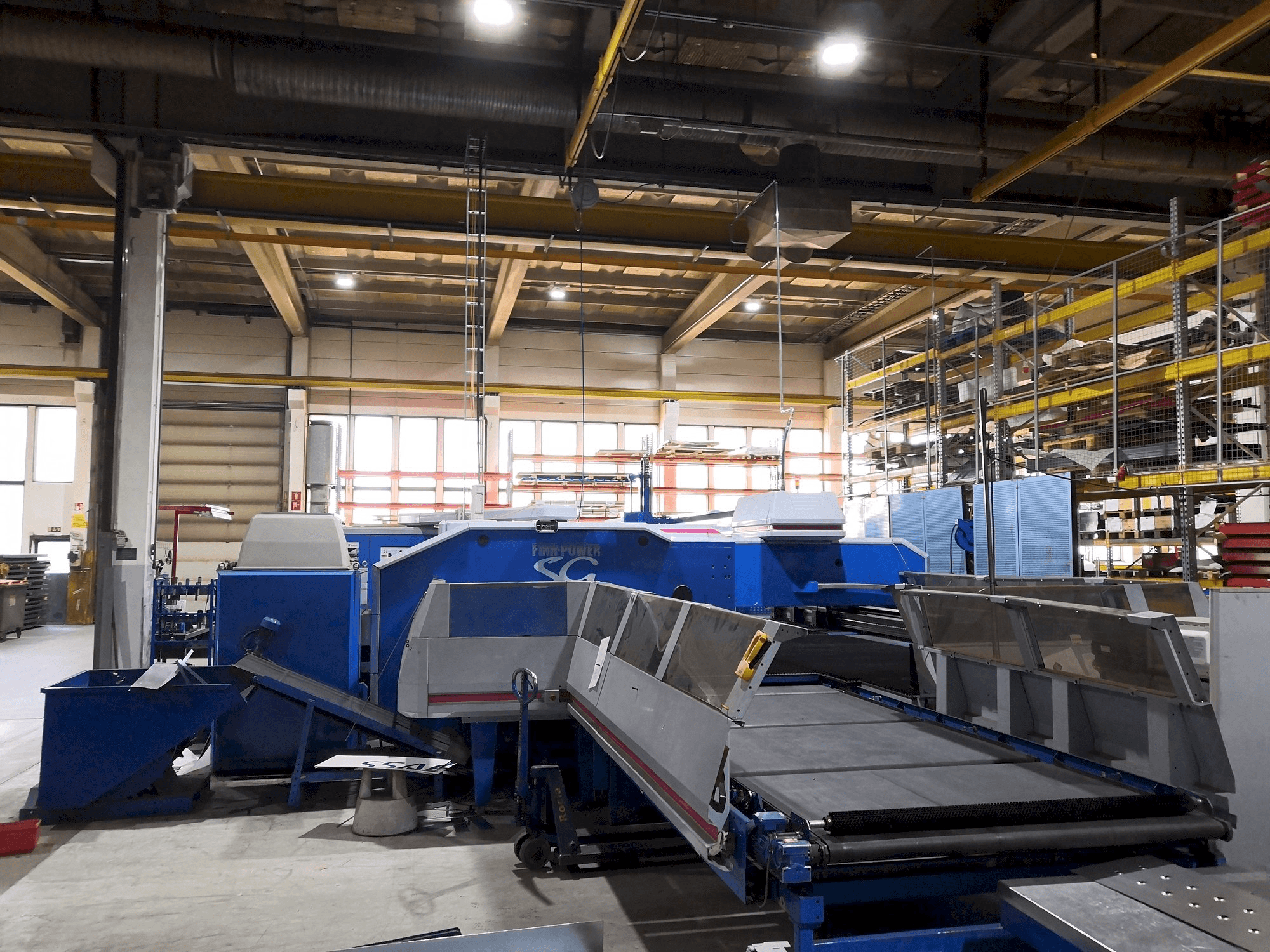 Widok z przodu maszyny Finn-Power SG6