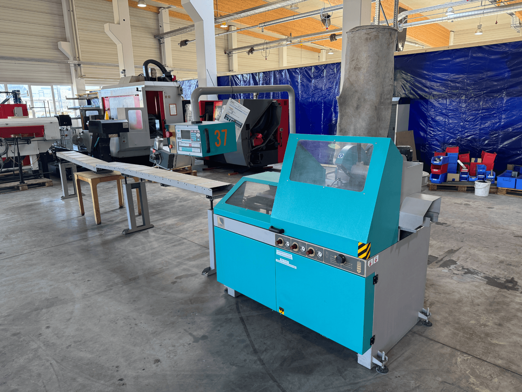 Pilarka tarczowa do metalu Imet VELOX 350 AF-ENC w warsztacie, widok z przodu przedstawiający panel sterowania i system odsysania pyłu.