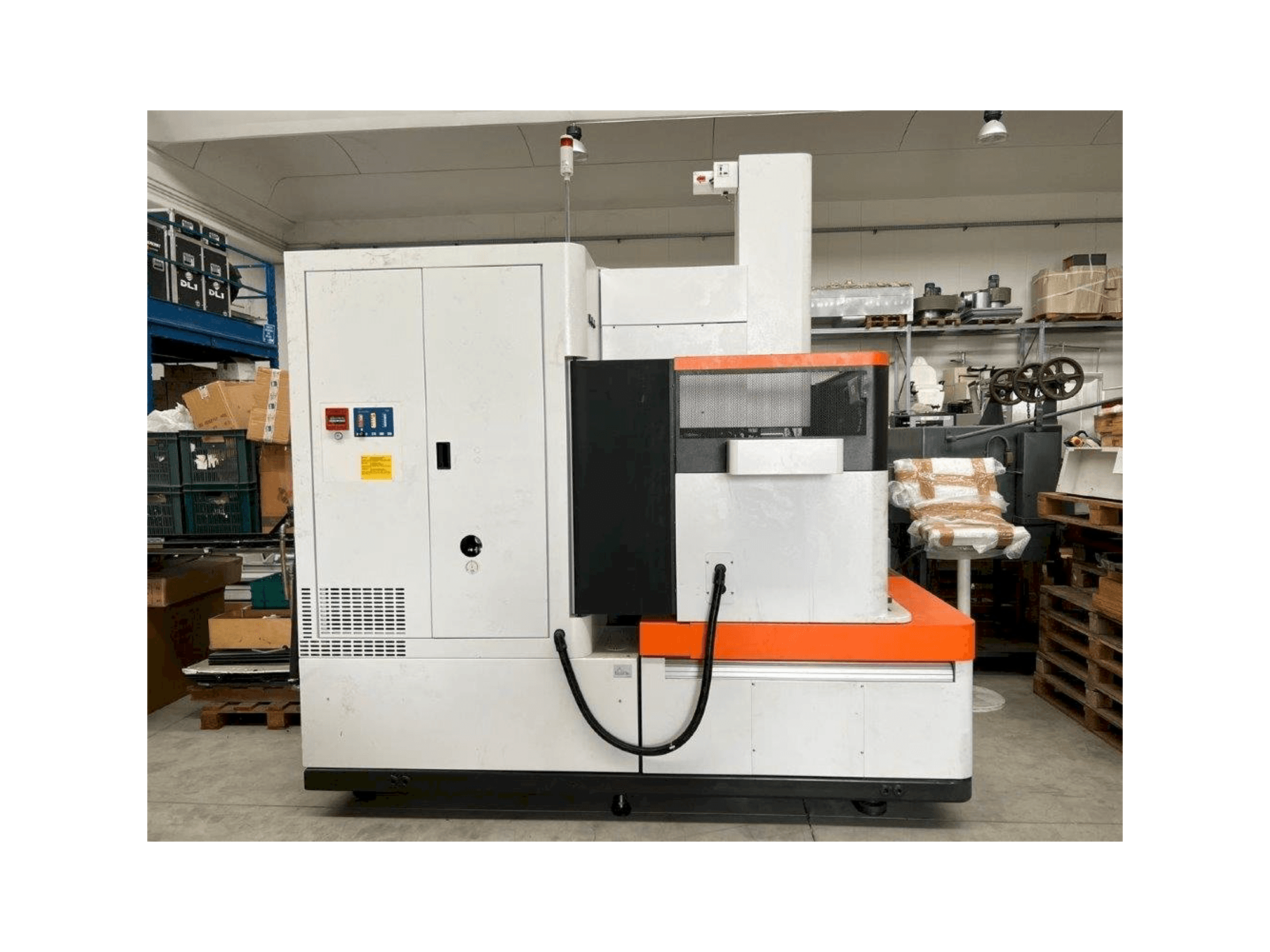 Widok z przodu maszyny AgieCharmilles FORM 30