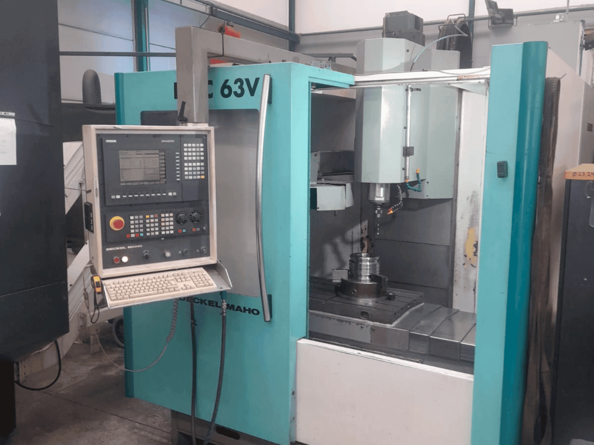 Widok z przodu maszyny DECKEL DMC-63V